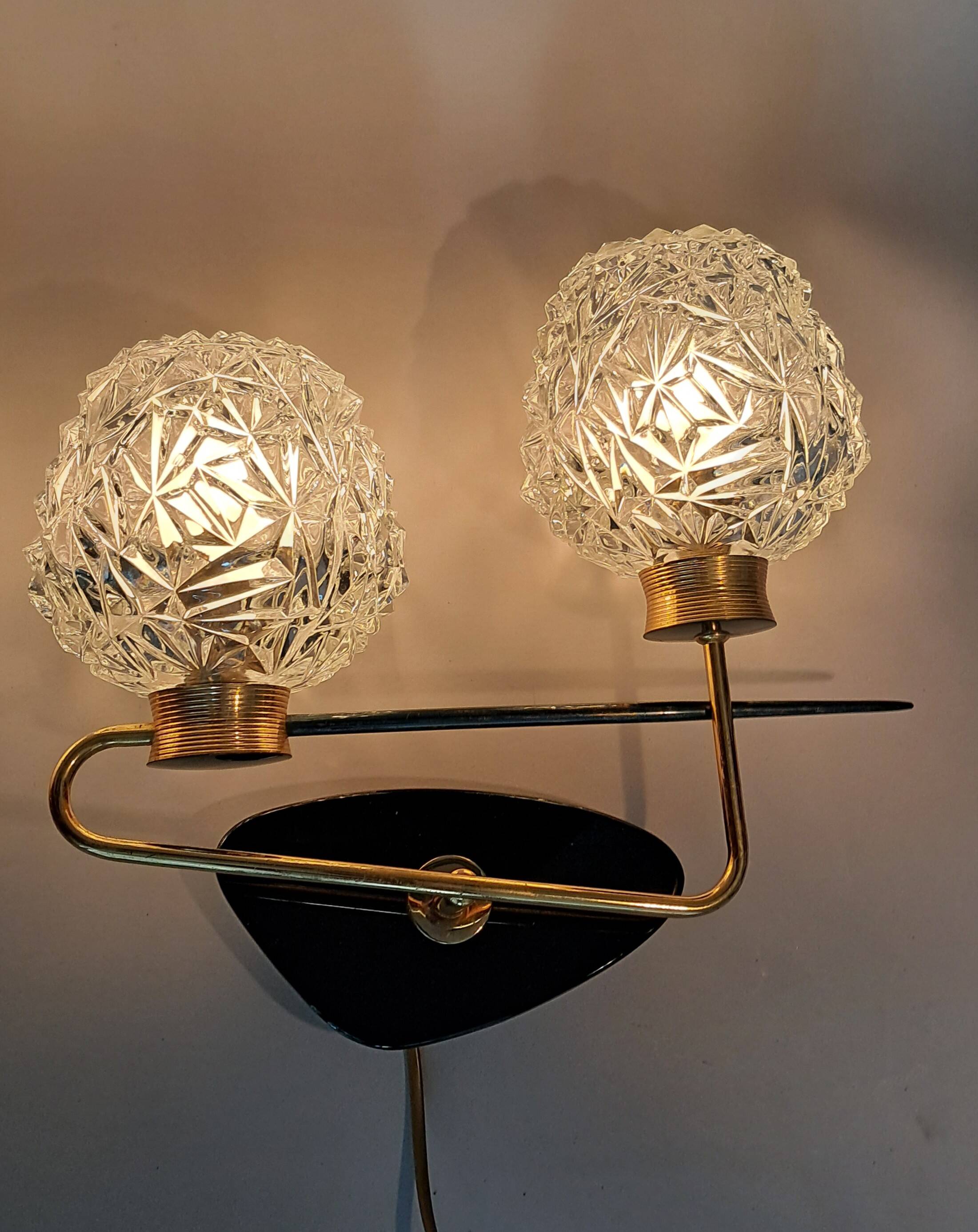Paire d'appliques en laiton doré  à 2 feux 1950.