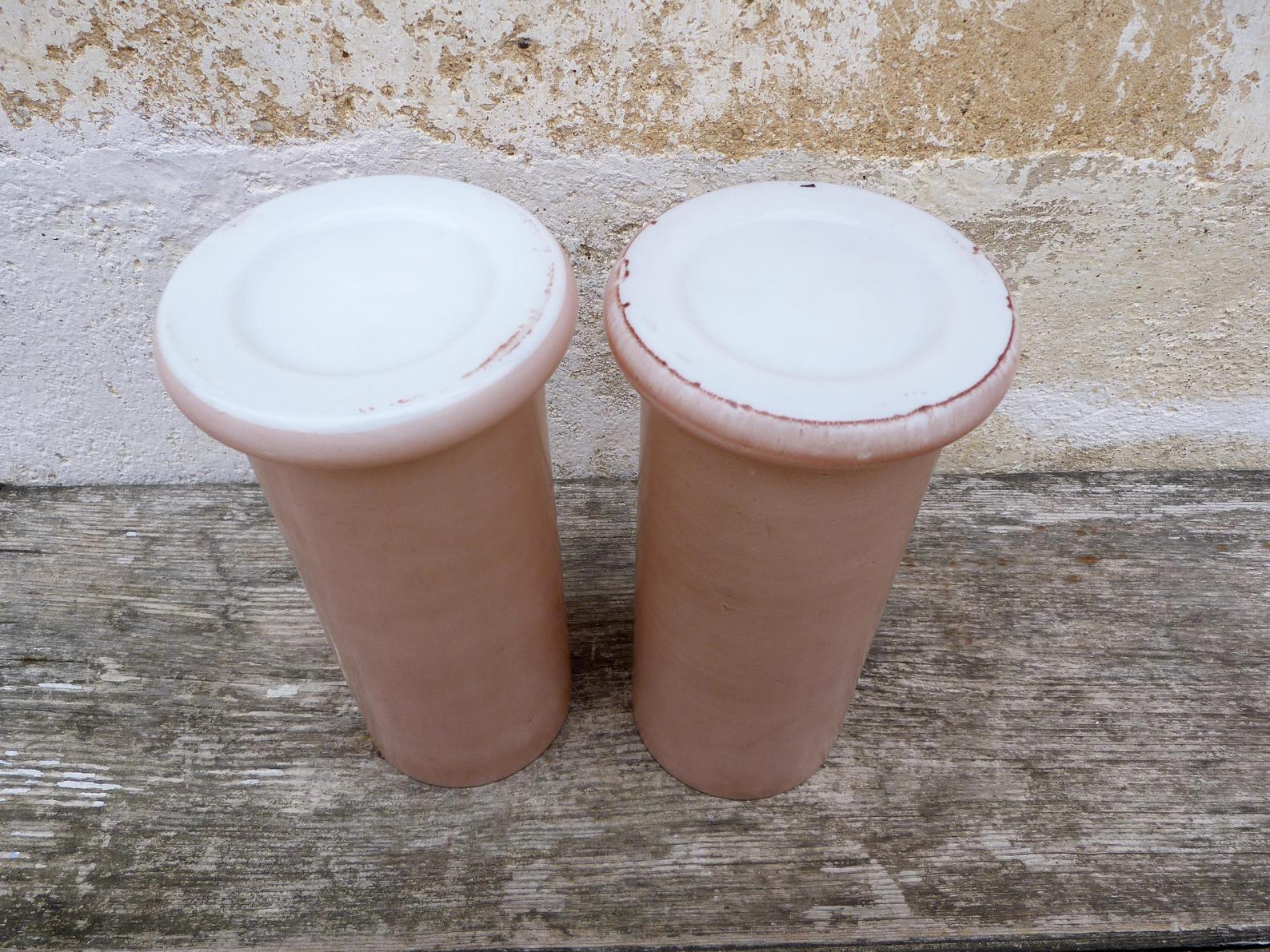 Paire de vases 1900 en opaline rose émaillés