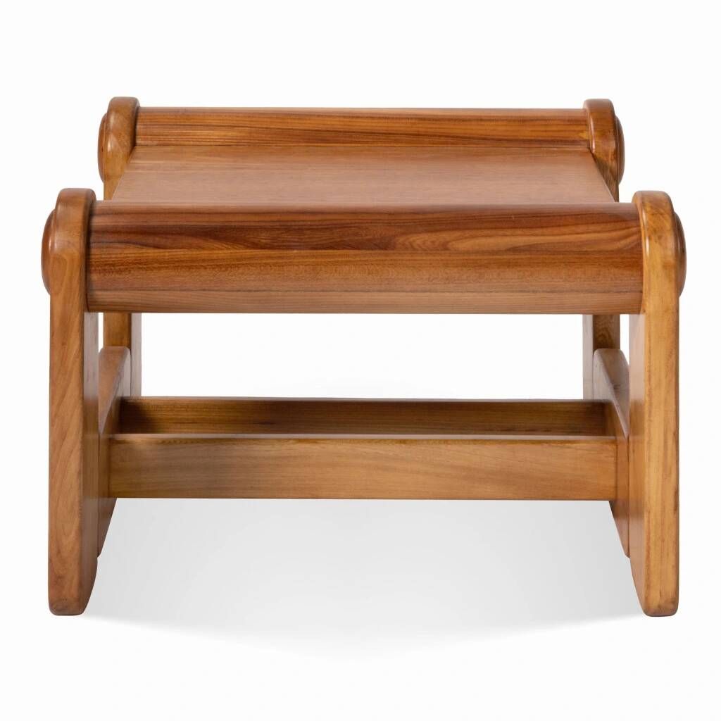 Table basse en bois avec un design géométrique