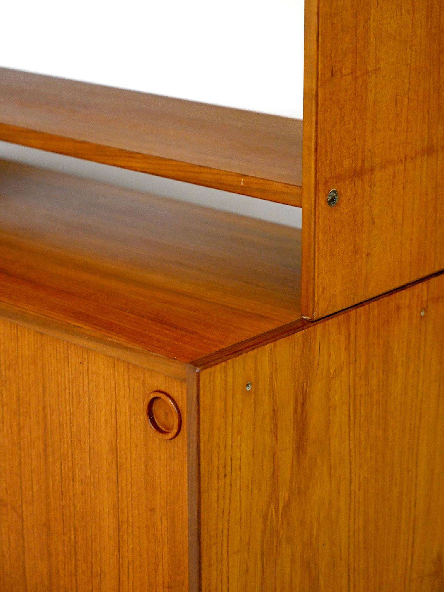 Bibliothèque scandinave avec armoire