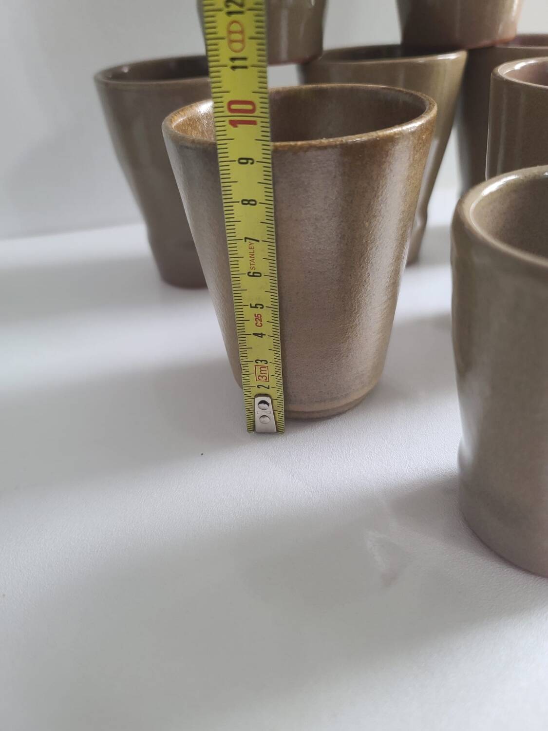 Lot de 8 verres en grès