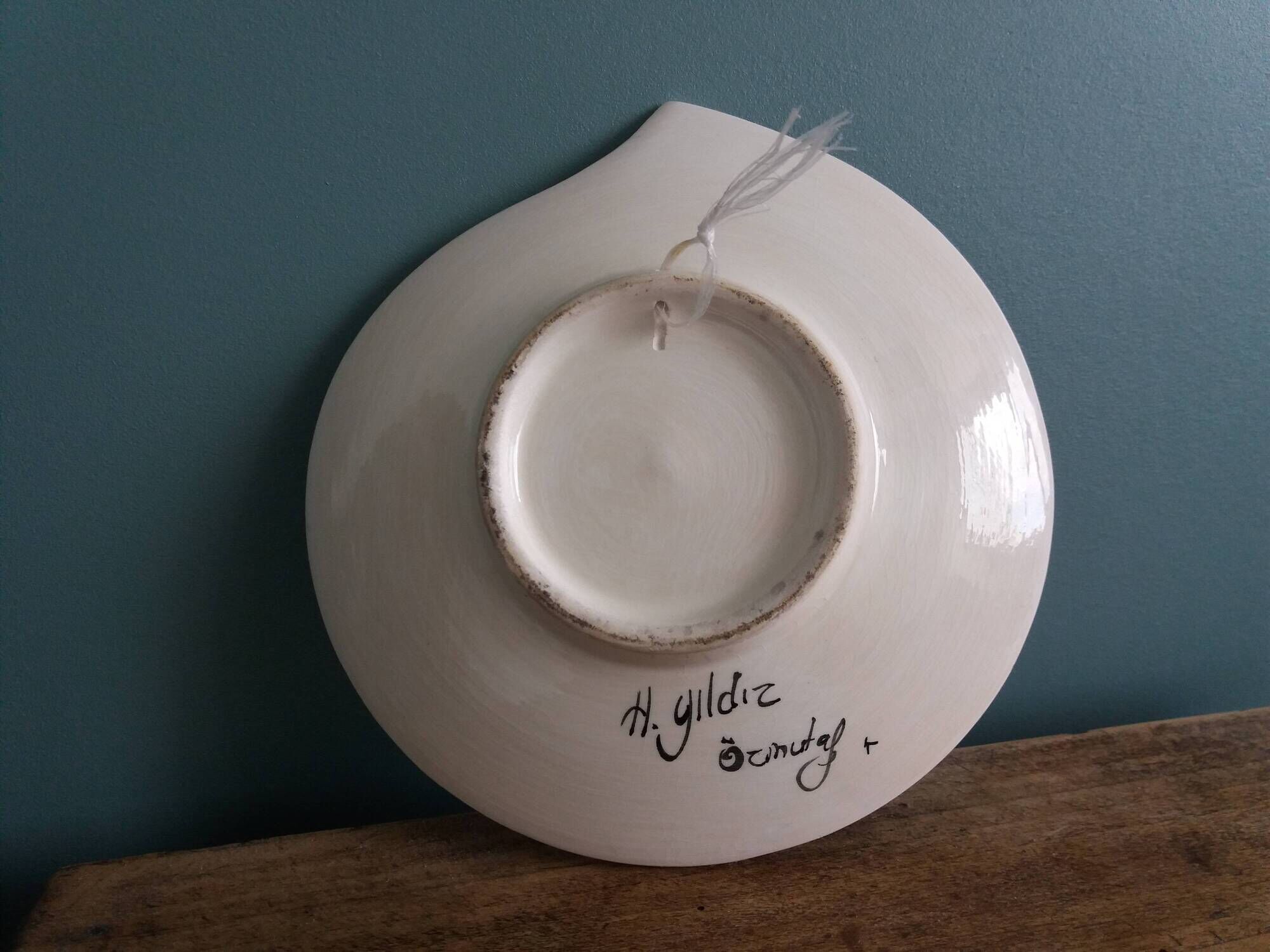 Empty pocket cup signed H. Yildiz Türkiye Iznik