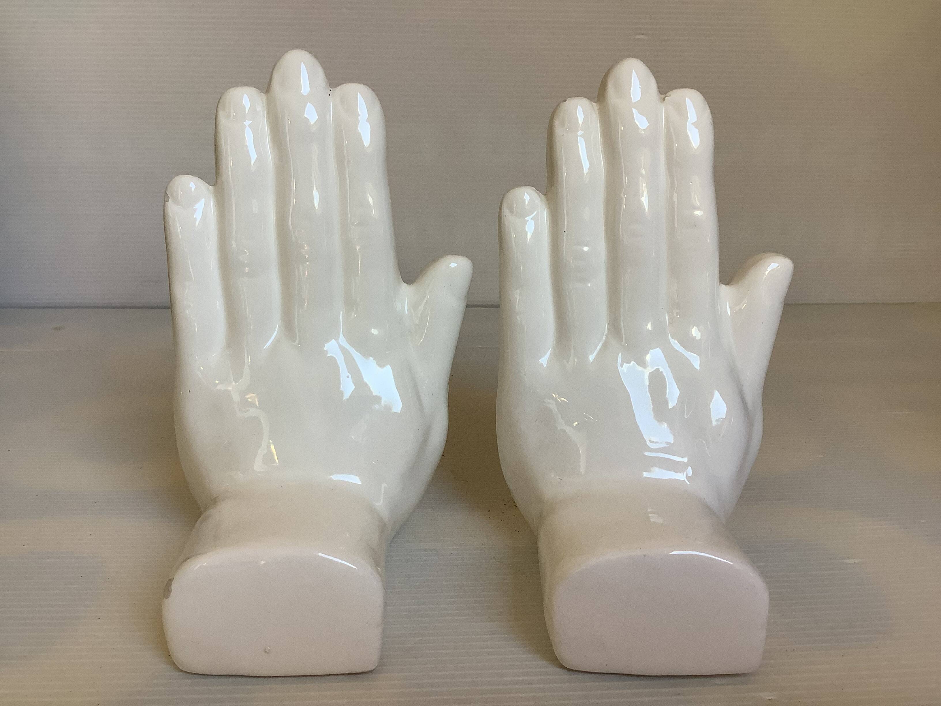 Paire de serre livres mains