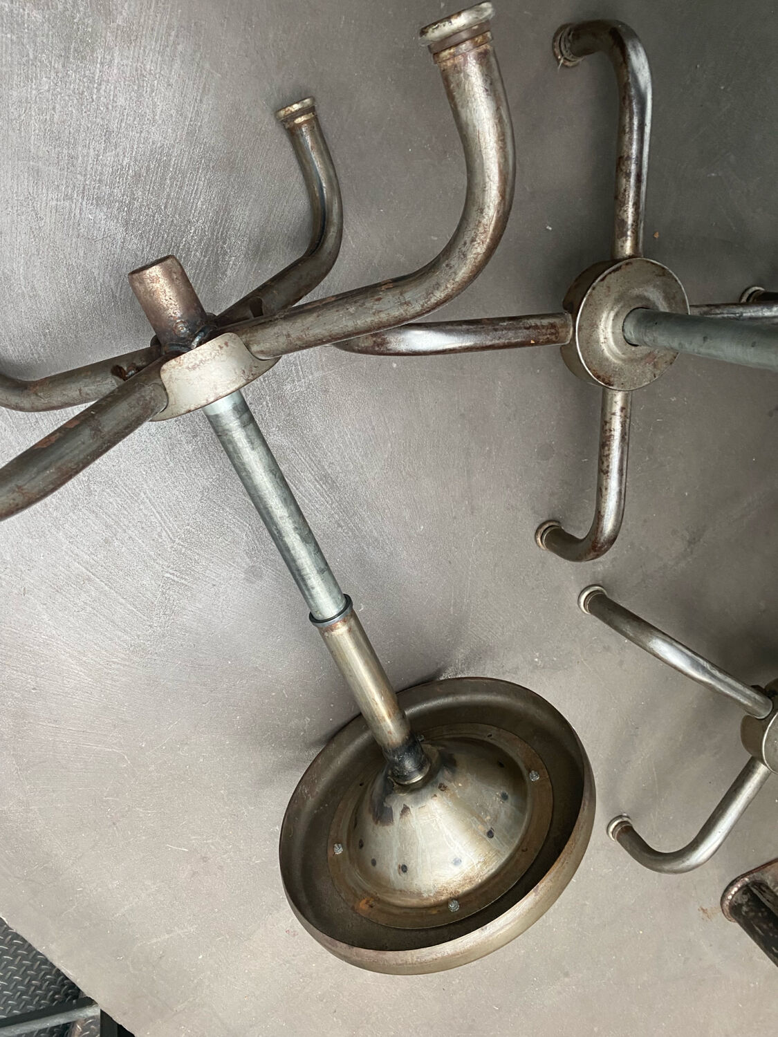 Industrial table with 6 pneumatic stools.