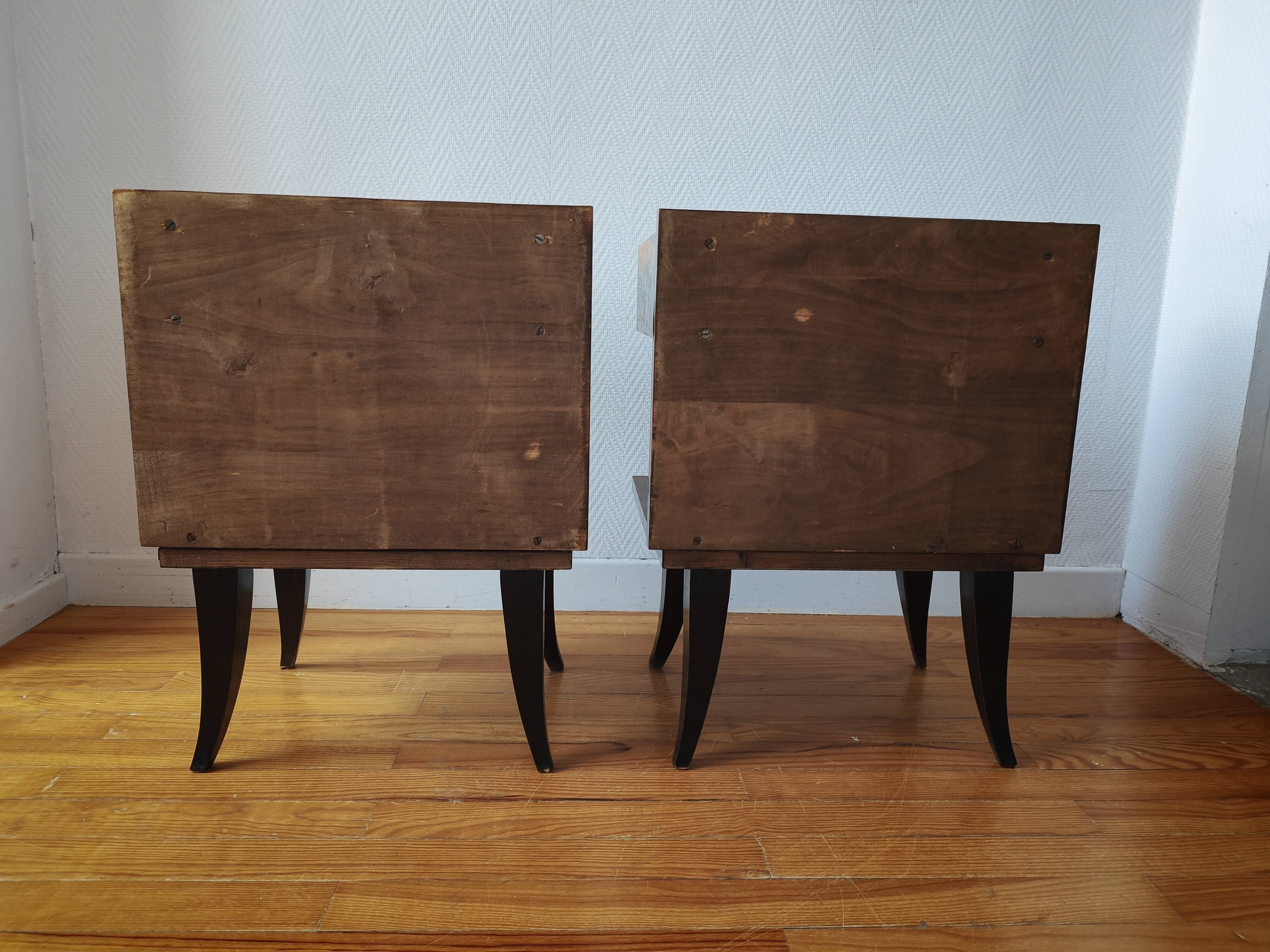 Pair of Art Deco bedside tables with flame veining, 1930s.