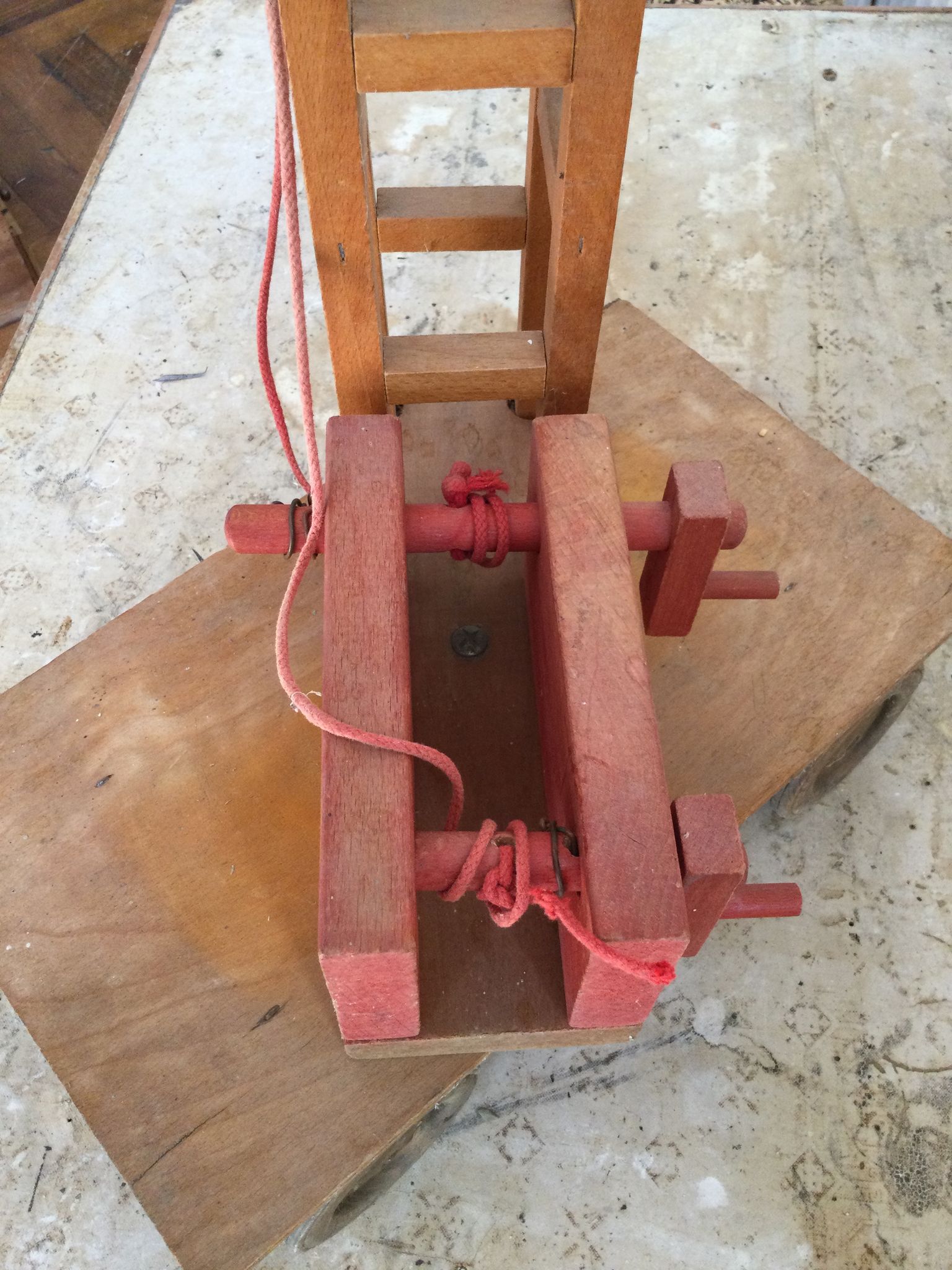 Ancienne grue en bois Dejou