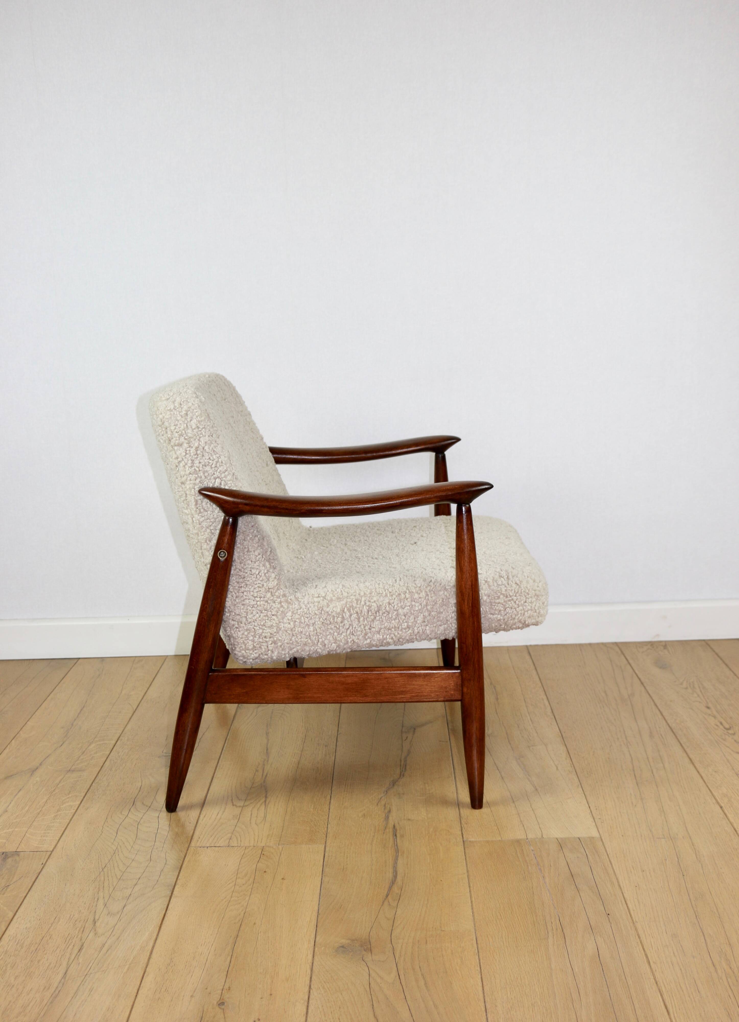 Vintage armchair GFM 300-202 design J.Kedziorek Loft 70s vintage beige boucle lamb - 2 pieces available