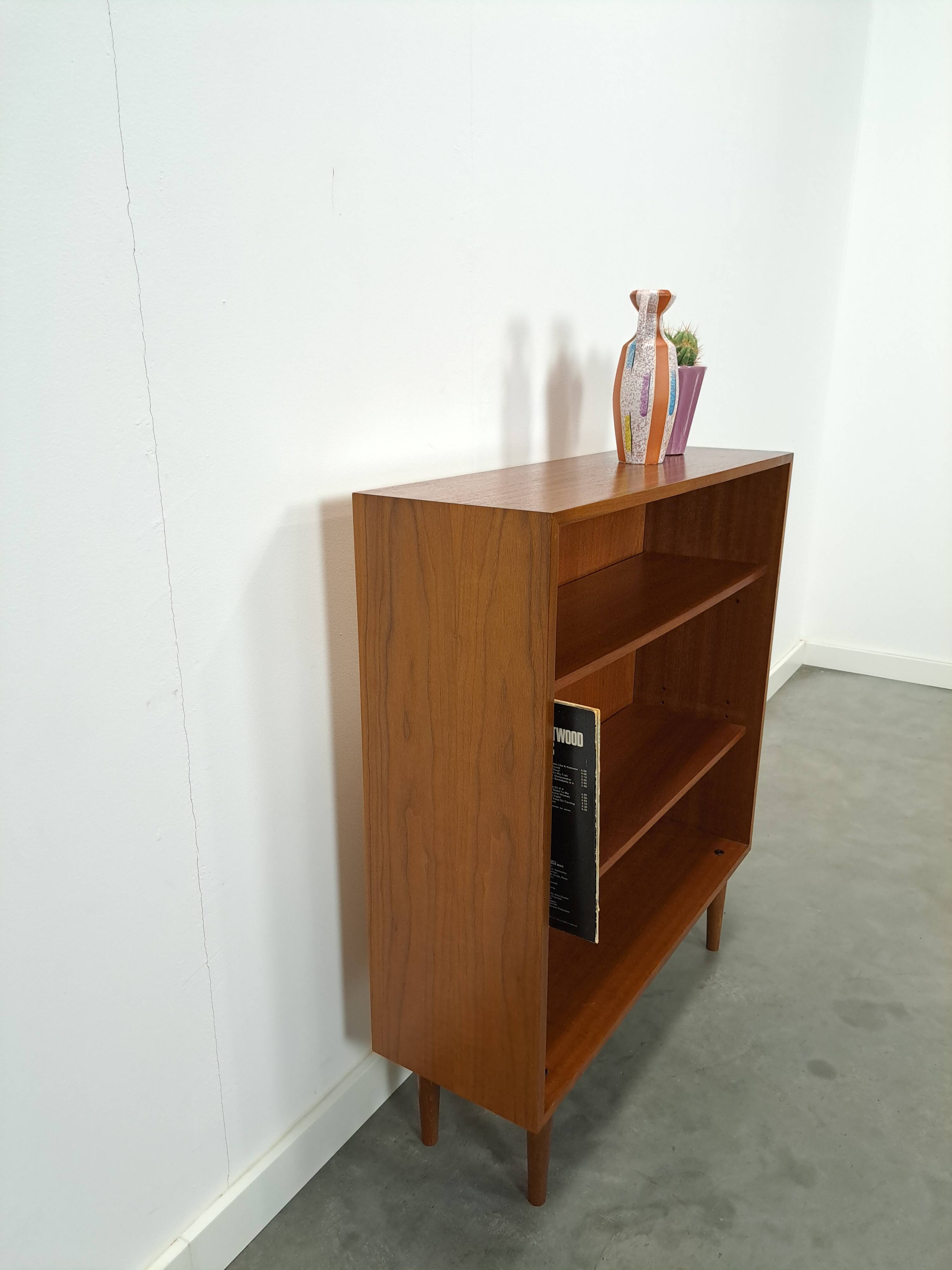 Noten fineer boekenkast LP kast met legplanken nr. 1