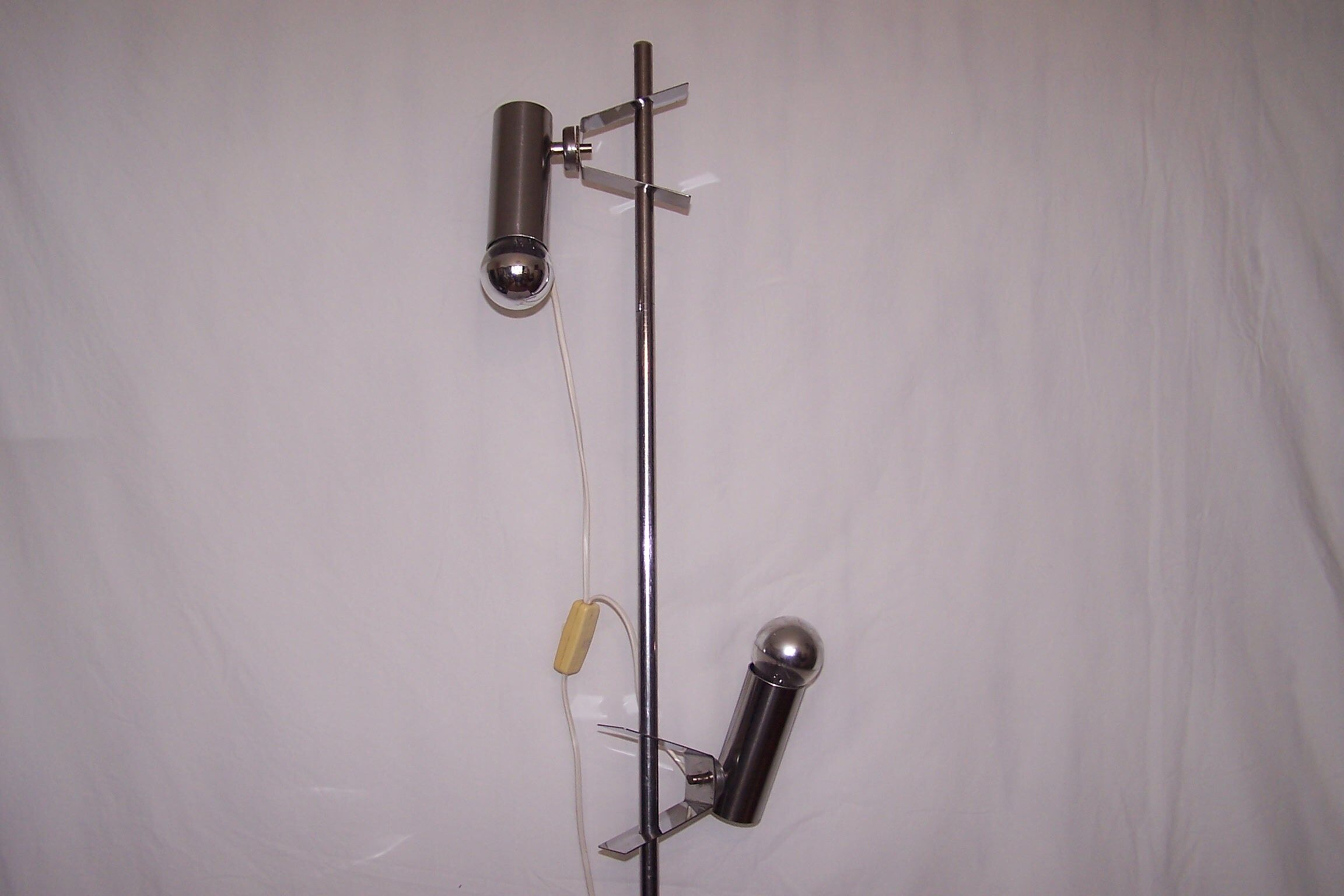 Magnetized spot lamp of the 70s