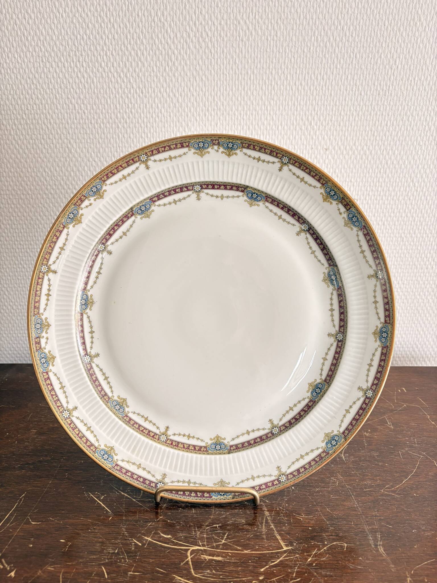 Plat en porcelaine de Limoges Harreau à bord godronné style néo-classique Louis XVI