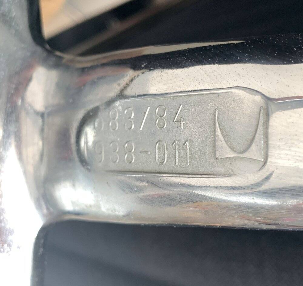 Set of aluminium chairs EA 124 Mid-Century by Charles & Ray Eames for Herman Miller, 1960s.