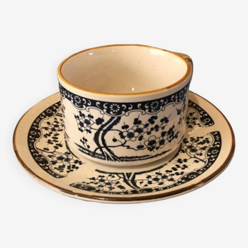 Grande tasse et sa soucoupe en grès avec de délicats motifs floraux