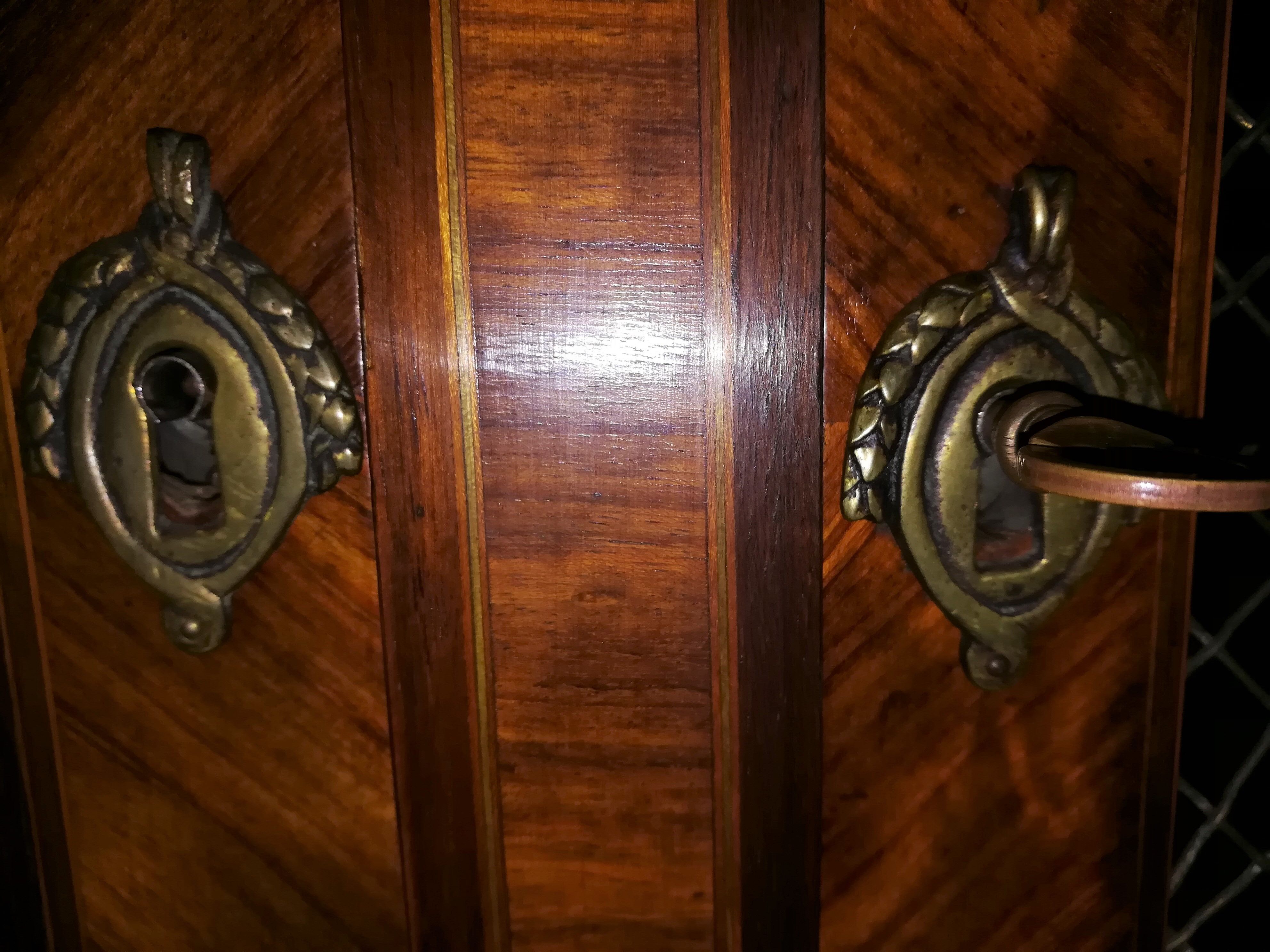 Library screen inlaid 3 doors