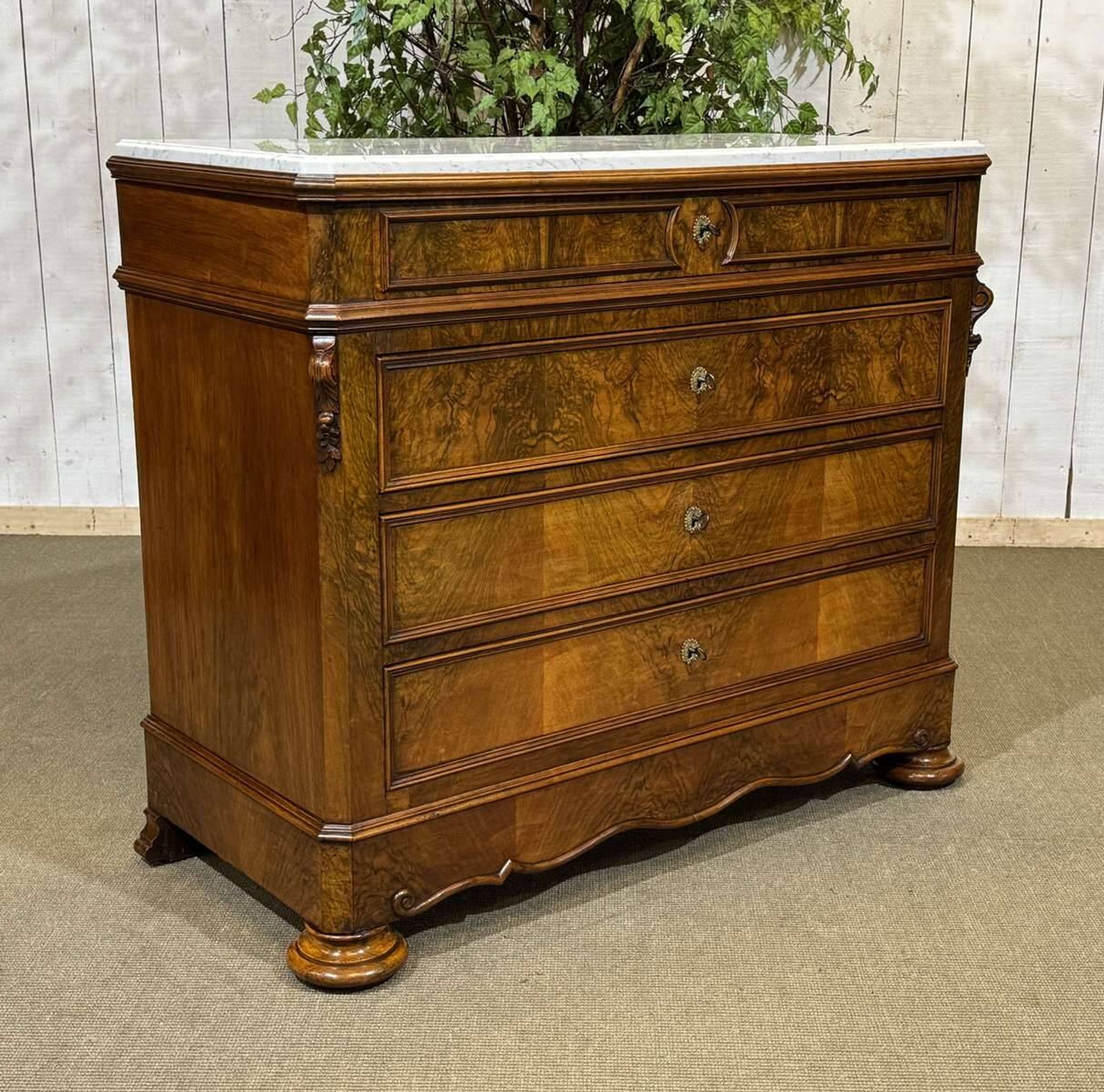 Commode Napoléon III en noyer, sapin et marbre blanc du 19ème siècle