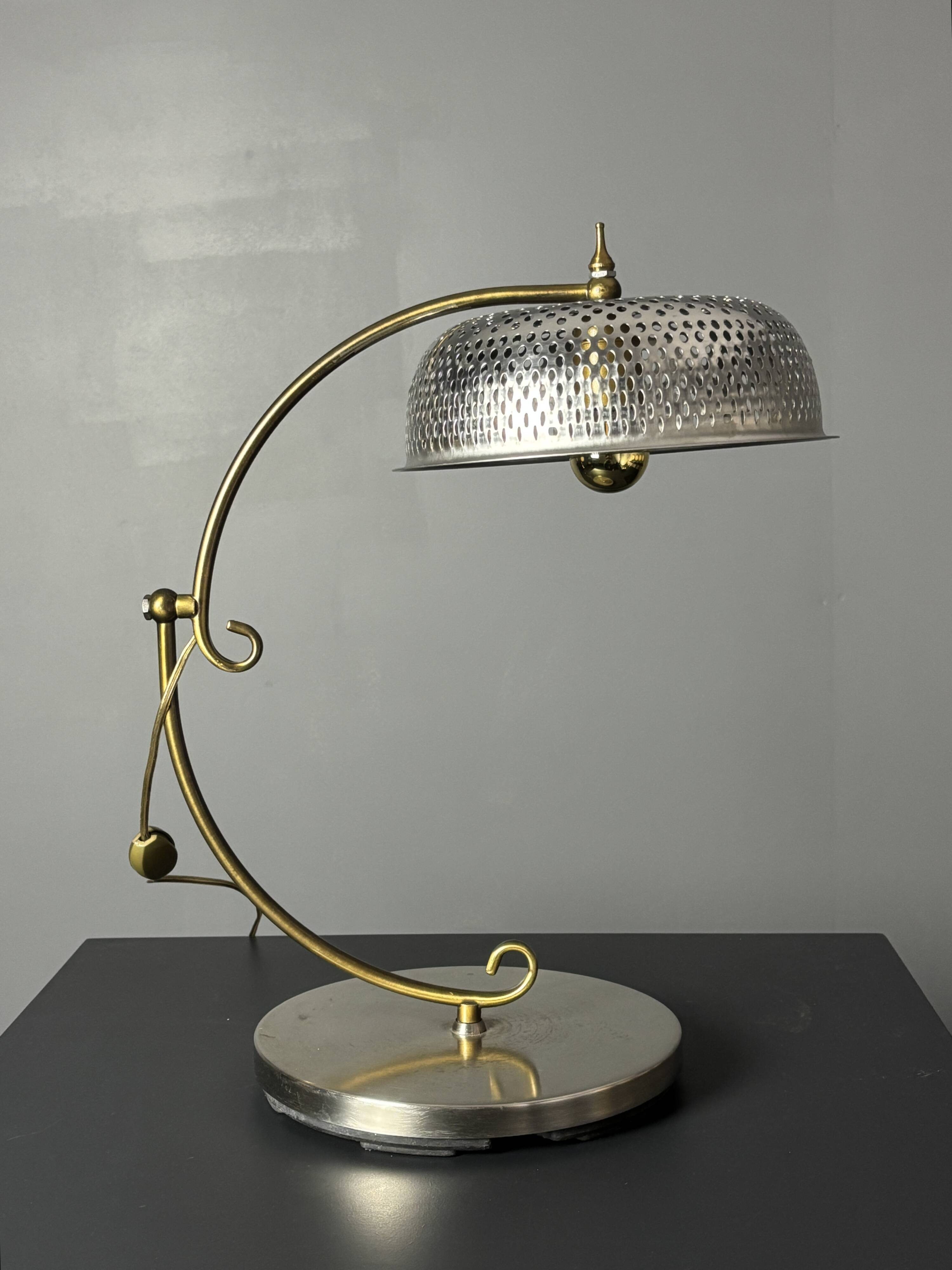 Lampe de table sculpturale ajustable des années 1960 avec abat-jour perforé.
