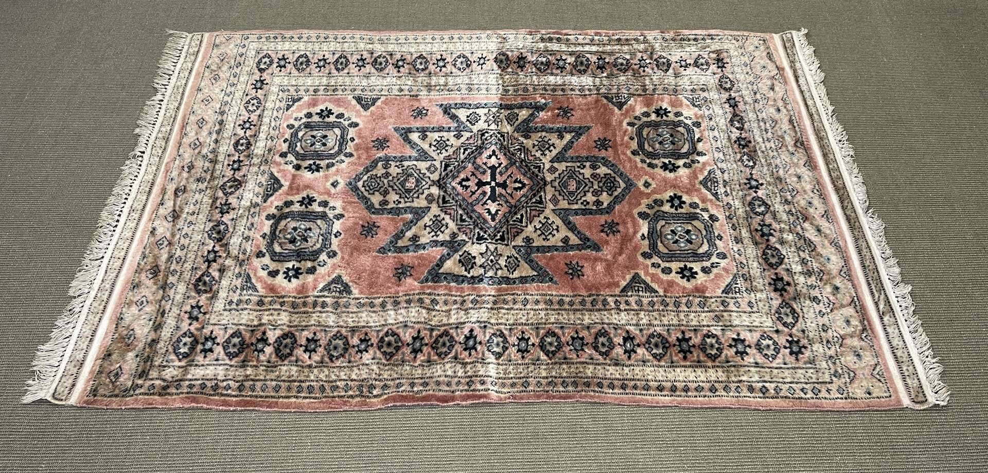Handmade Pakistani wool rug