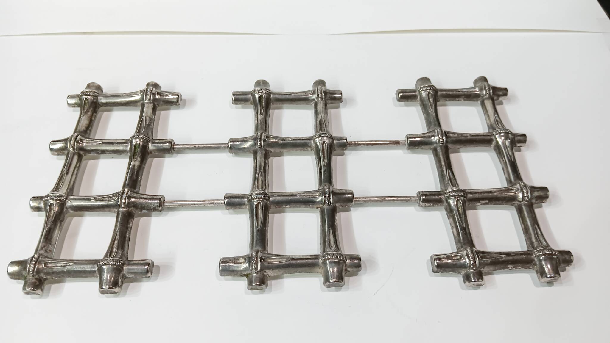 Expandable trivet in silver metal imitation bamboo