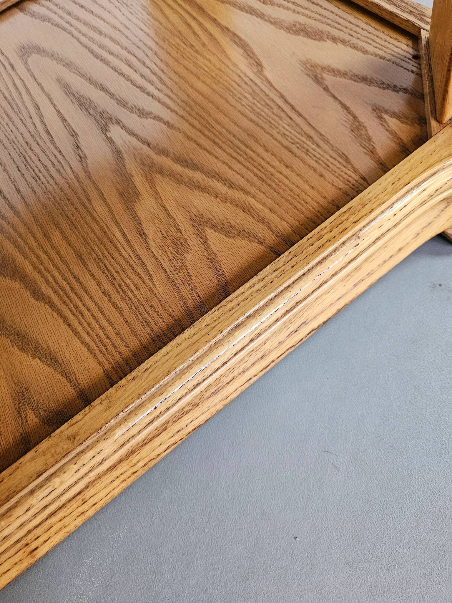 Table basse française en chêne massif des années 1970