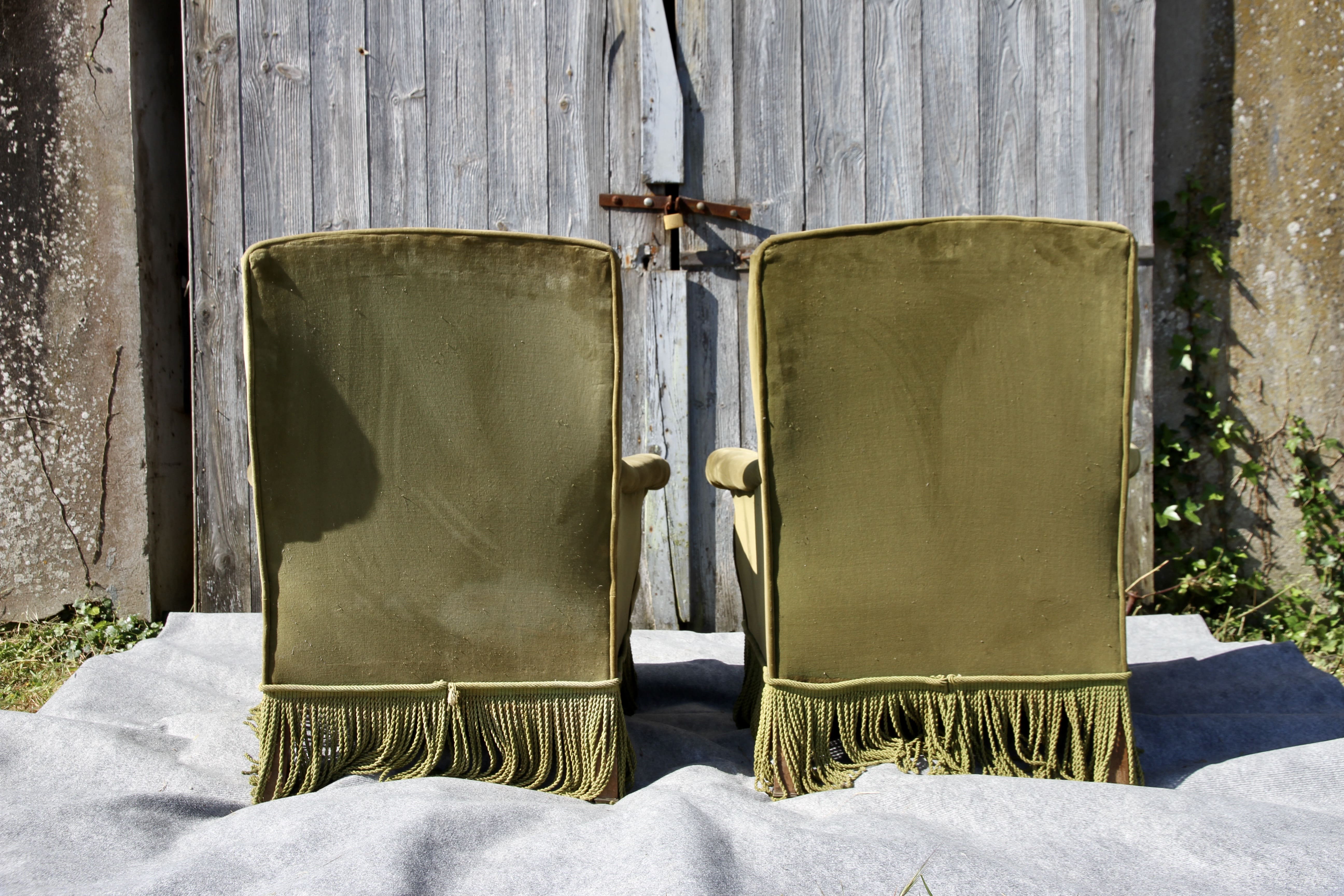Paire de fauteuils en velours