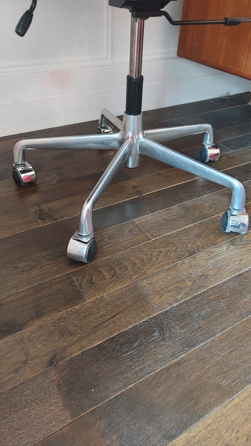 Vintage Eames EA 119 Armchair – High-End Vintage Replica – Alumi