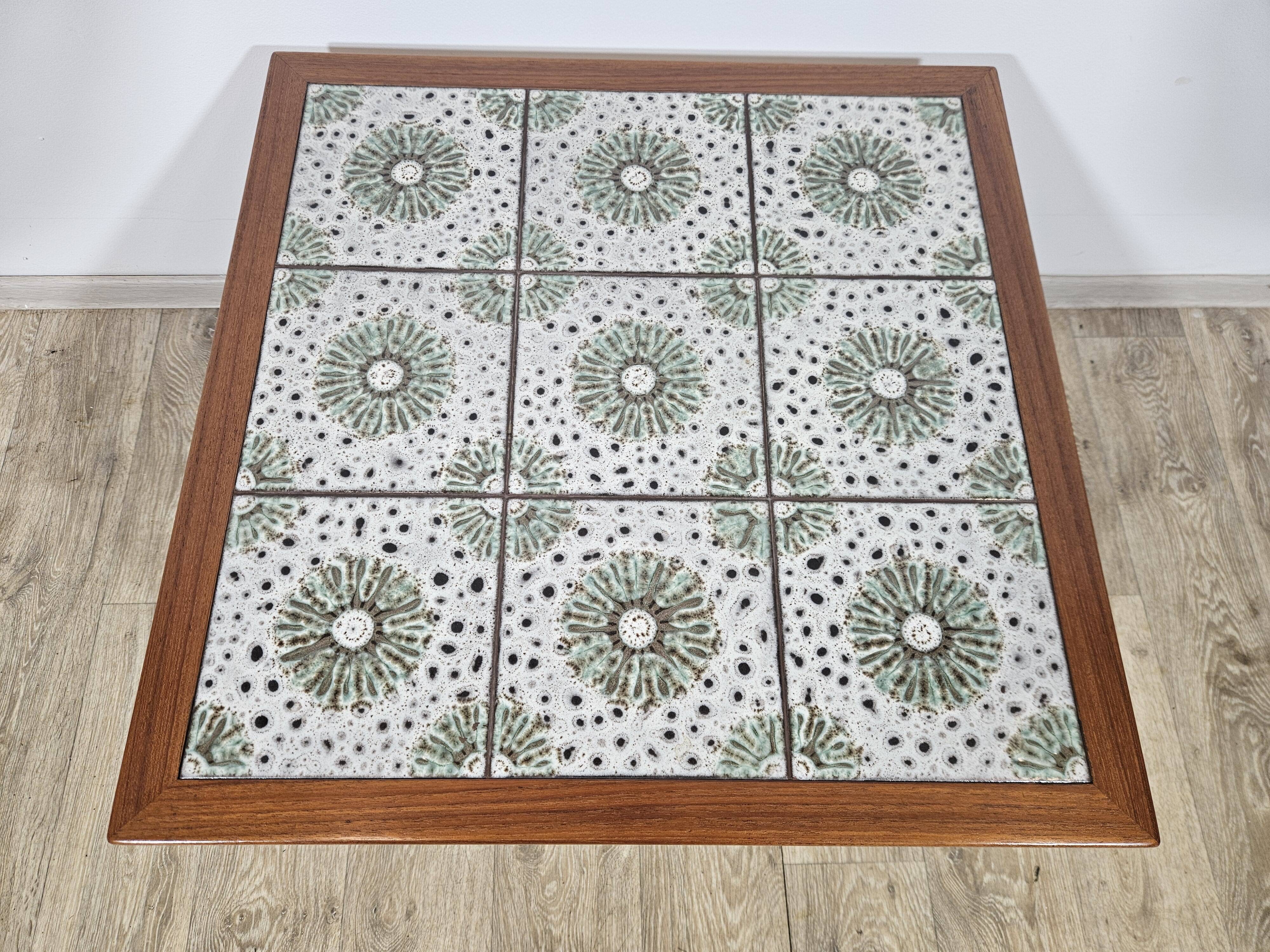 Table en teck avec céramiques, Danemark, années 1960.