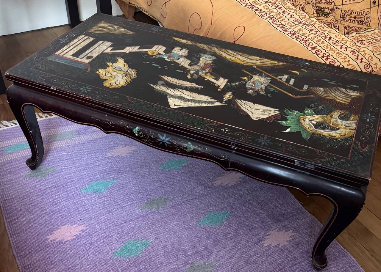 Chinese black lacquer coffee table with figurative decoration – Coromandel style – 20th century.