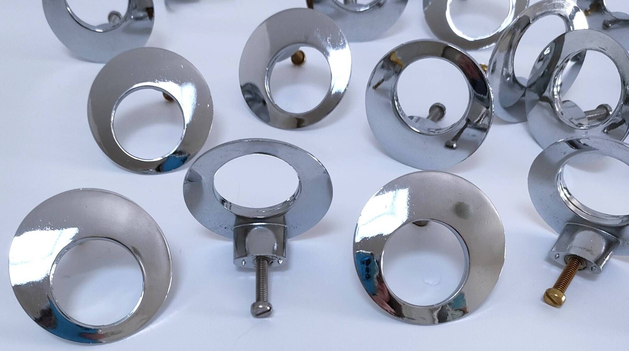 Lot de 18 boutons de meuble métal chromé design années 70