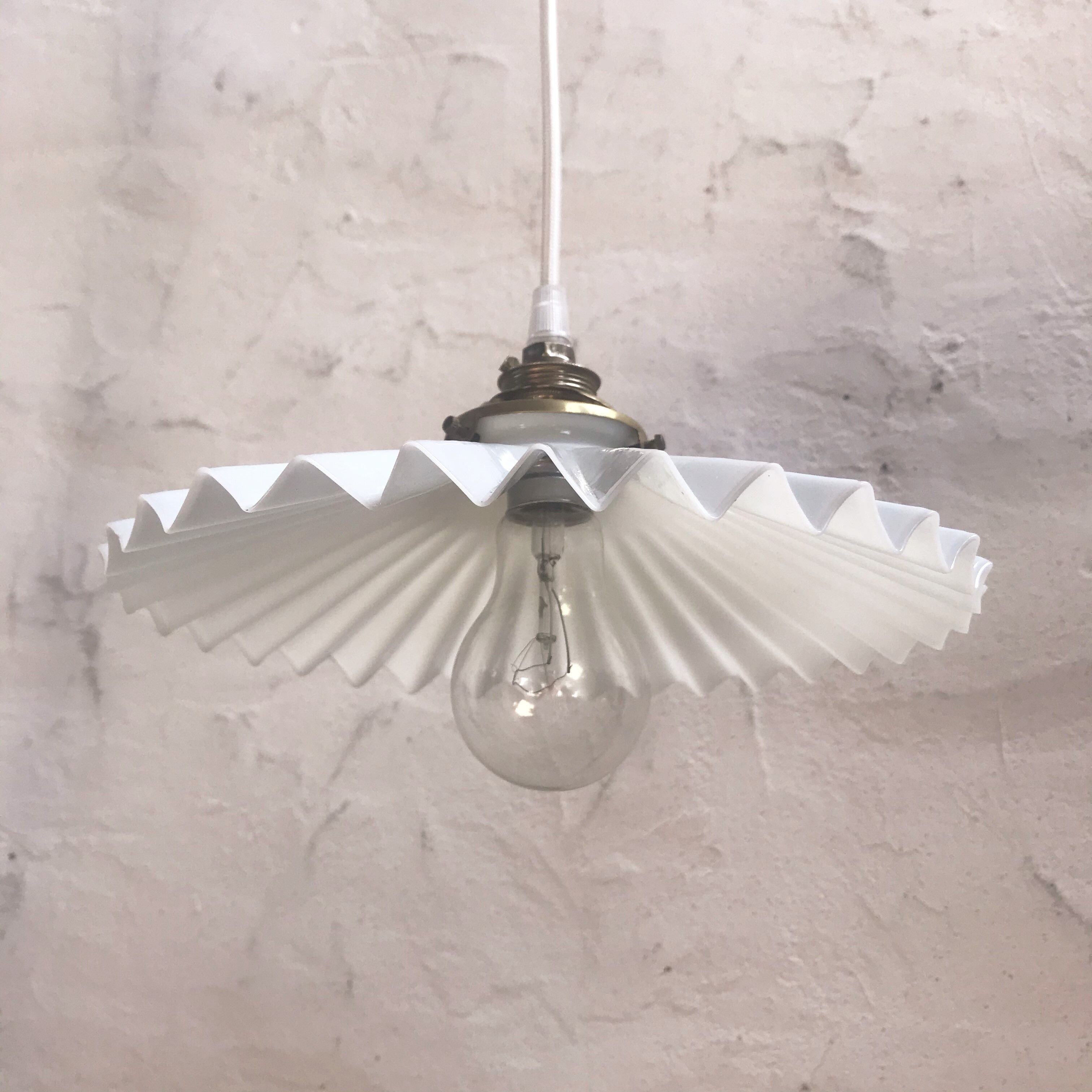 White pleated opaline hanging lamp