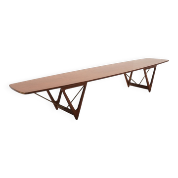 Table basse en forme de grande planche de surf par Kurt Ostervig pour Jason Møbler, années 1960.