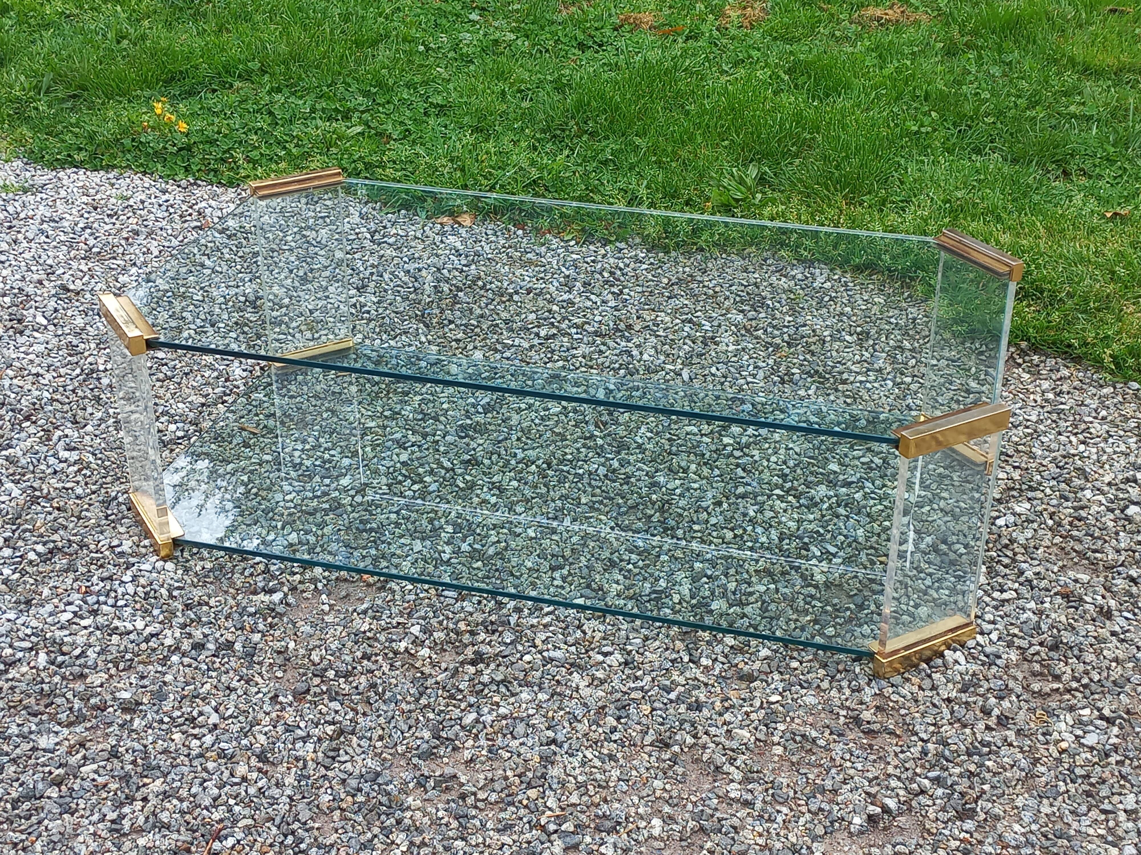 Table basse design des années 70 en verre plexi métal doré