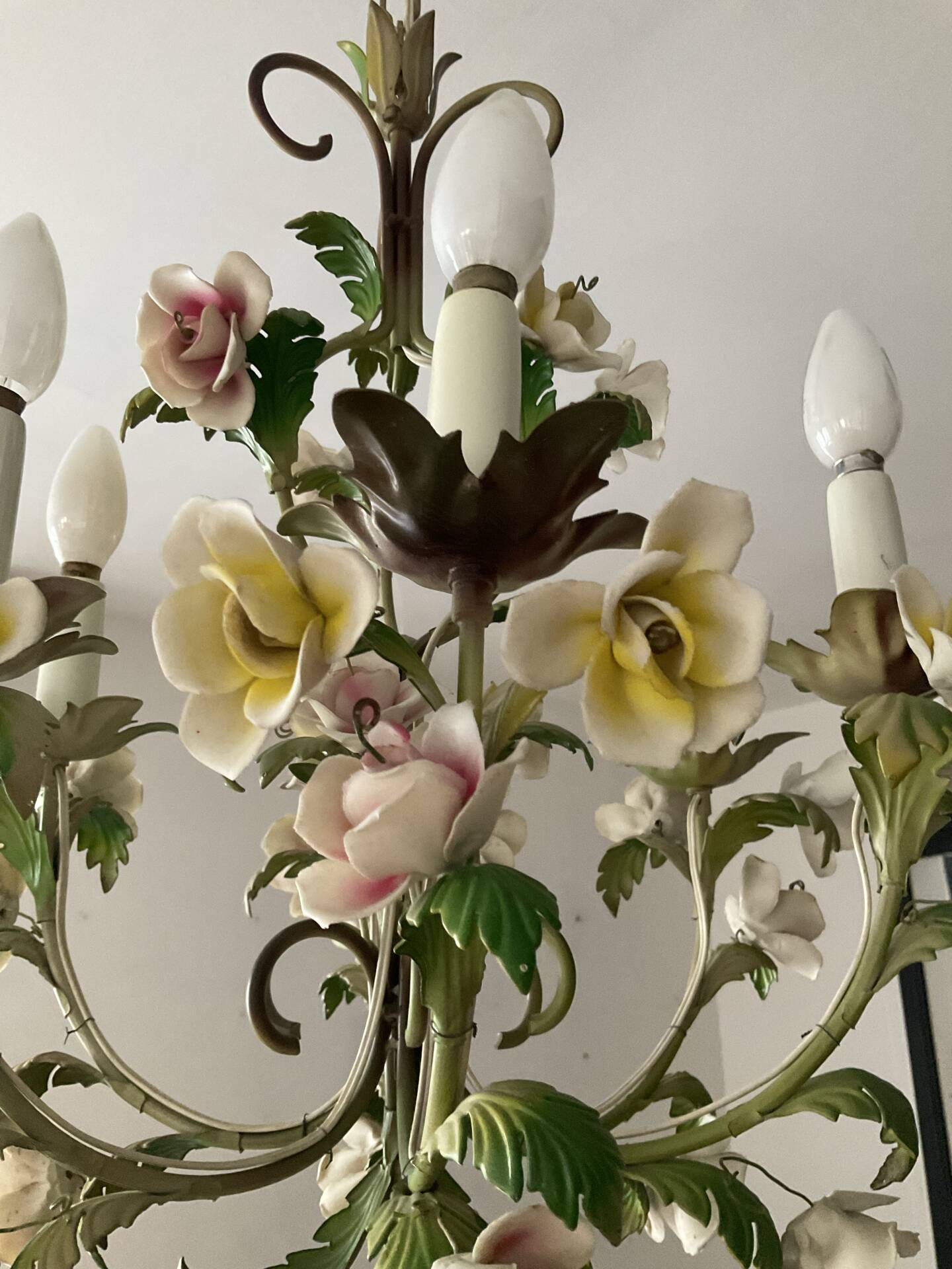 Vintage Italian chandelier in porcelain and tin from the 1950s.