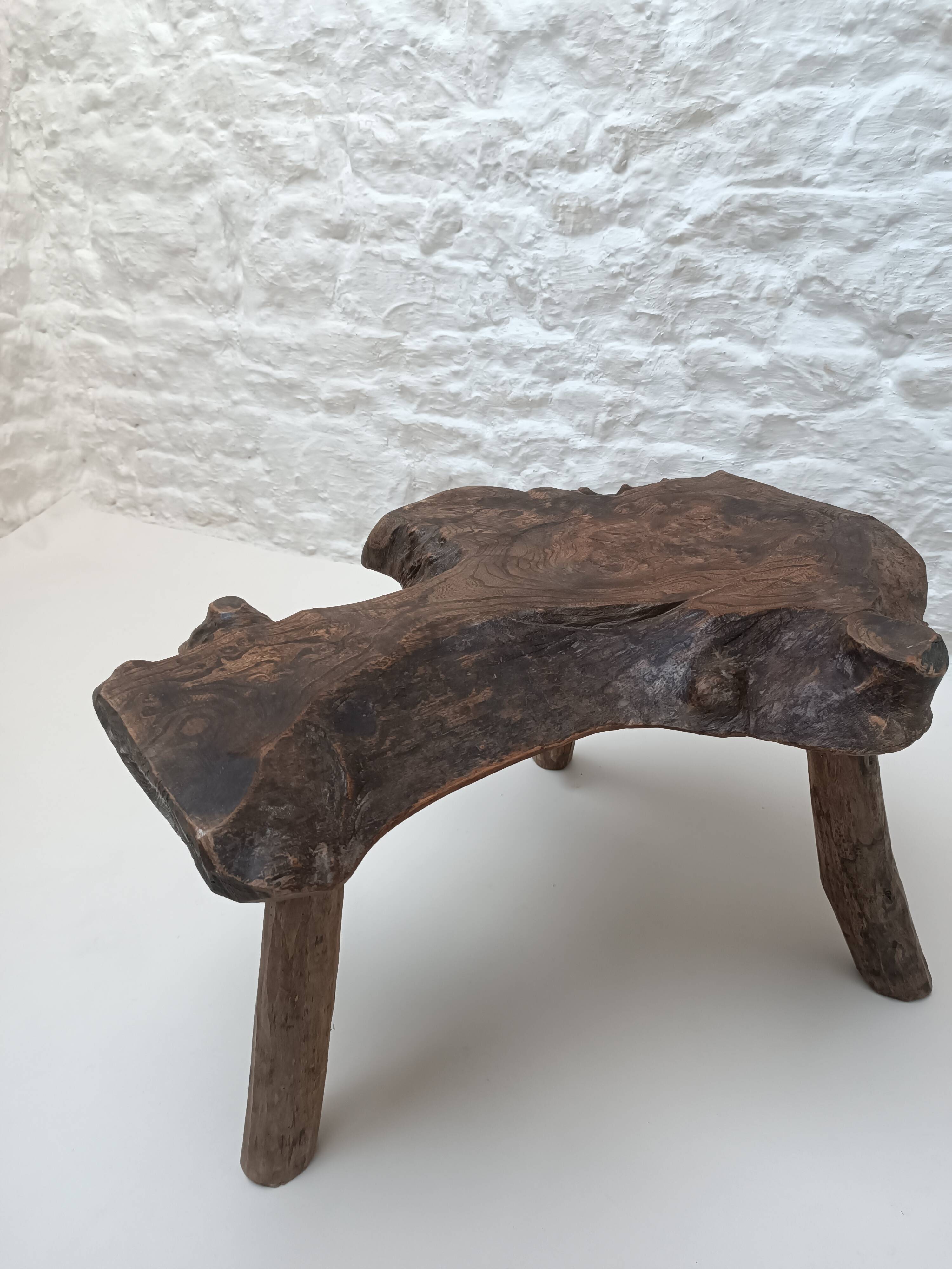Table basse brutaliste " Tronc d'arbre " en bois brut années 70