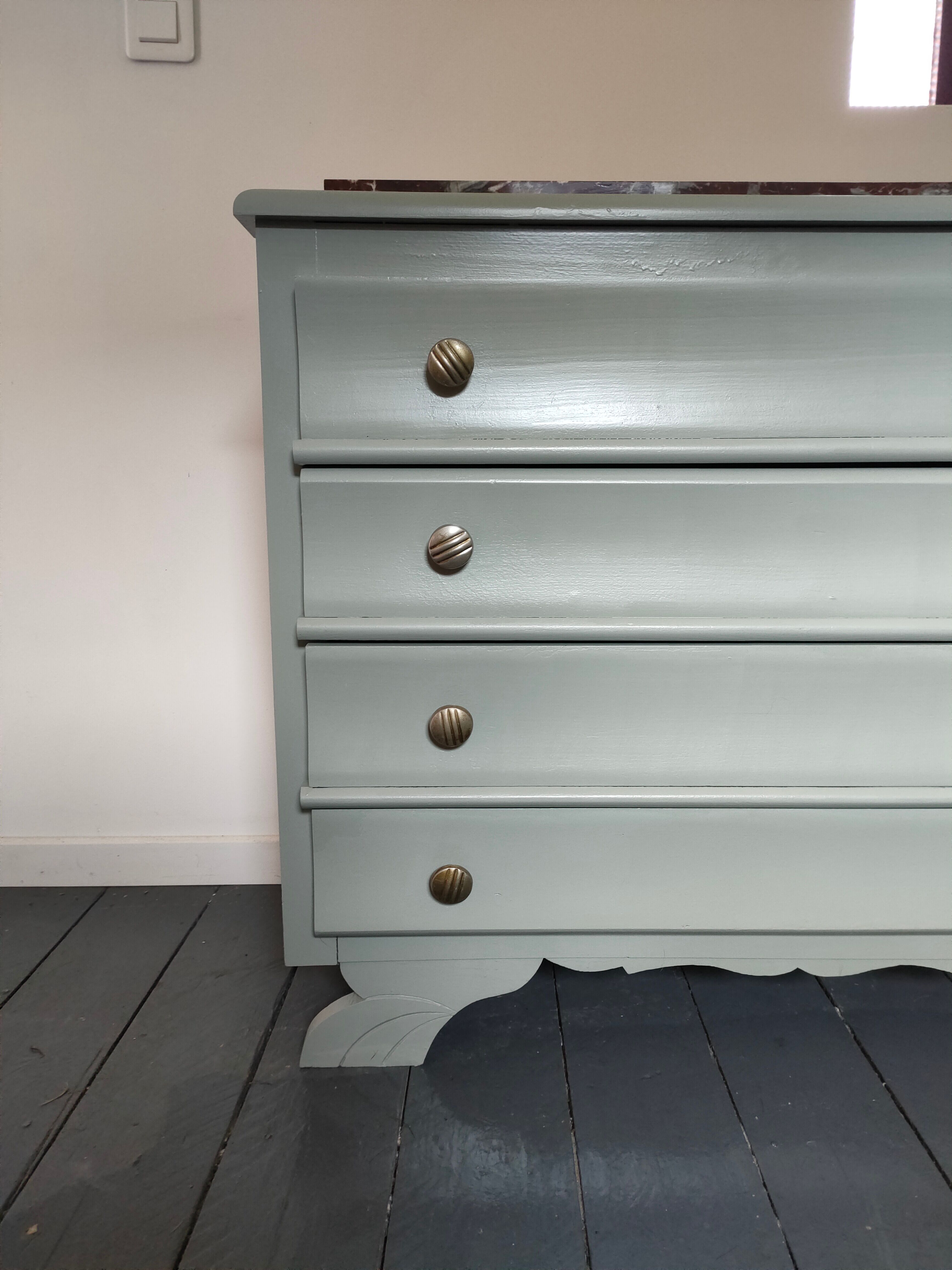 Chest of drawers