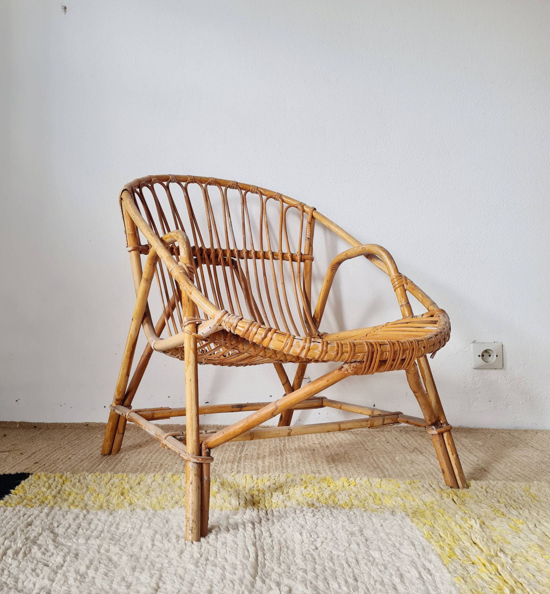 Fauteuil corbeille vintage en rotin – années 60