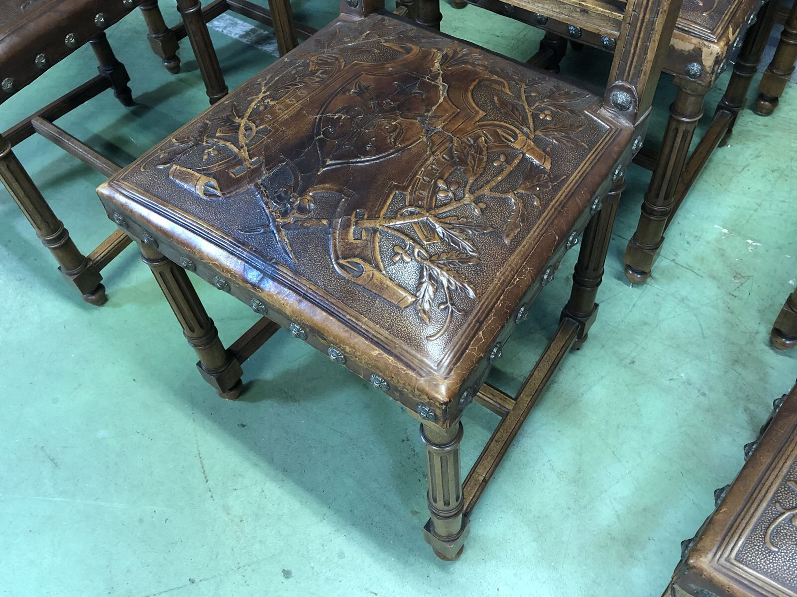 Suite of 9 Henry II chairs in walnut and leather - 1900s
