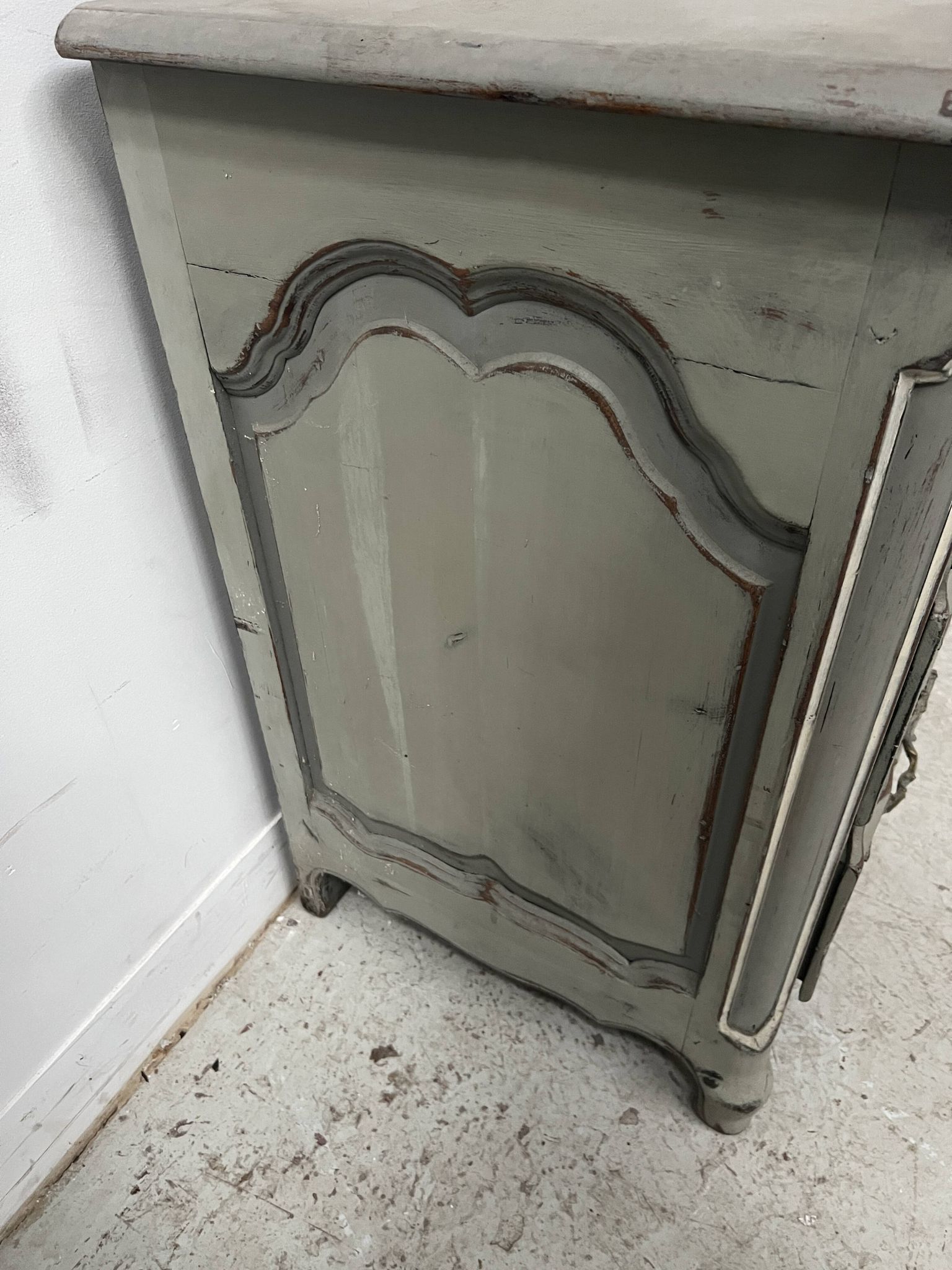 Commode arbalète de style Louis XV en chêne patiné XX siècle
