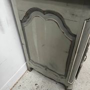 Commode arbalète de style Louis XV en chêne patiné XX siècle