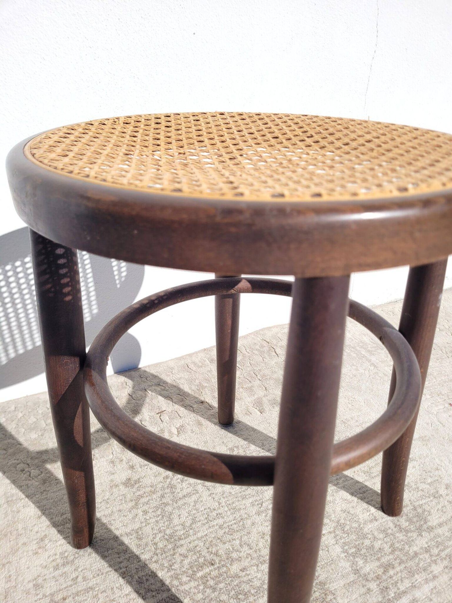 Tabouret bas ancien en cannage et bois courbé