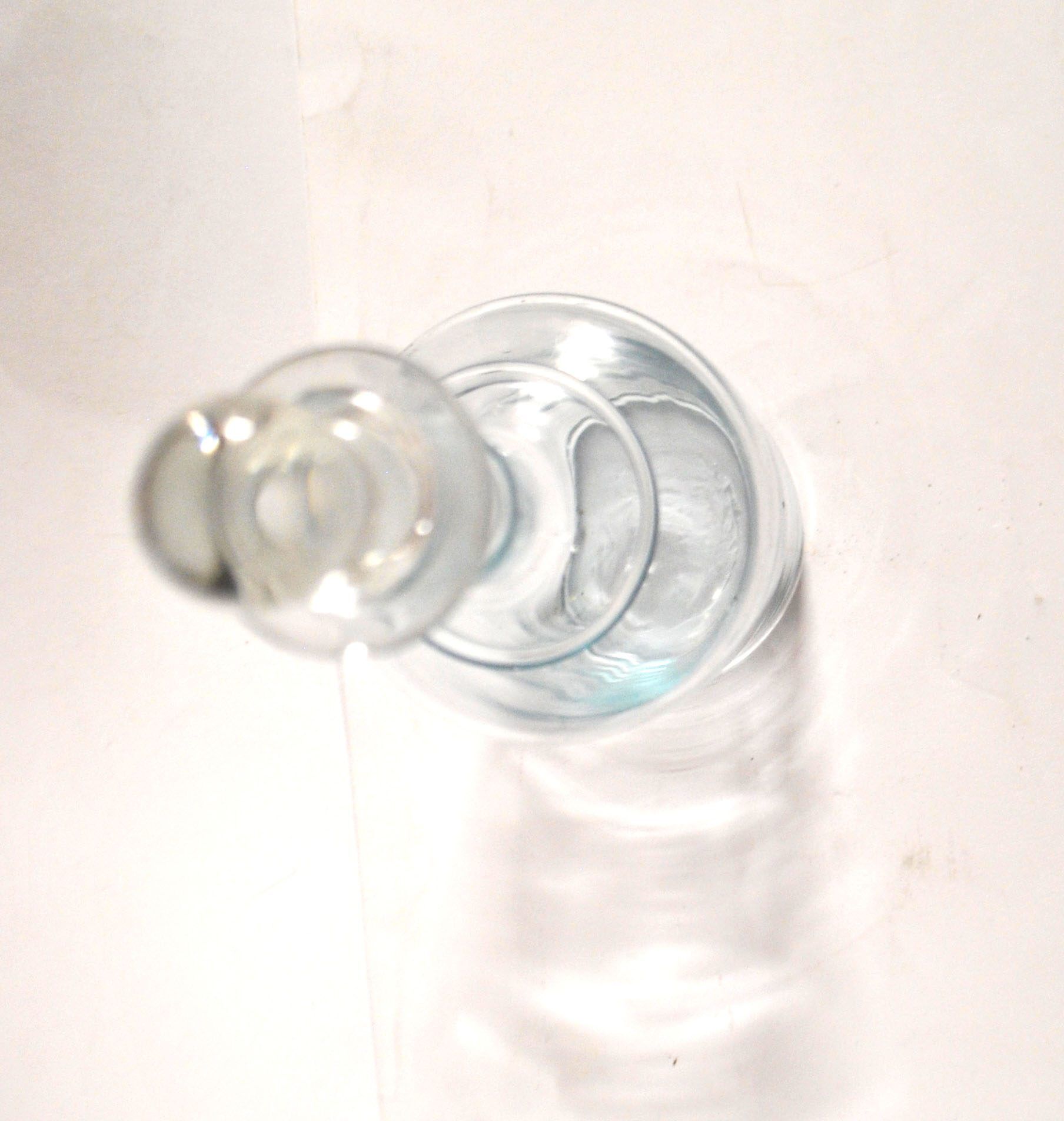 Flacon, carafe ancienne en verre bleuté