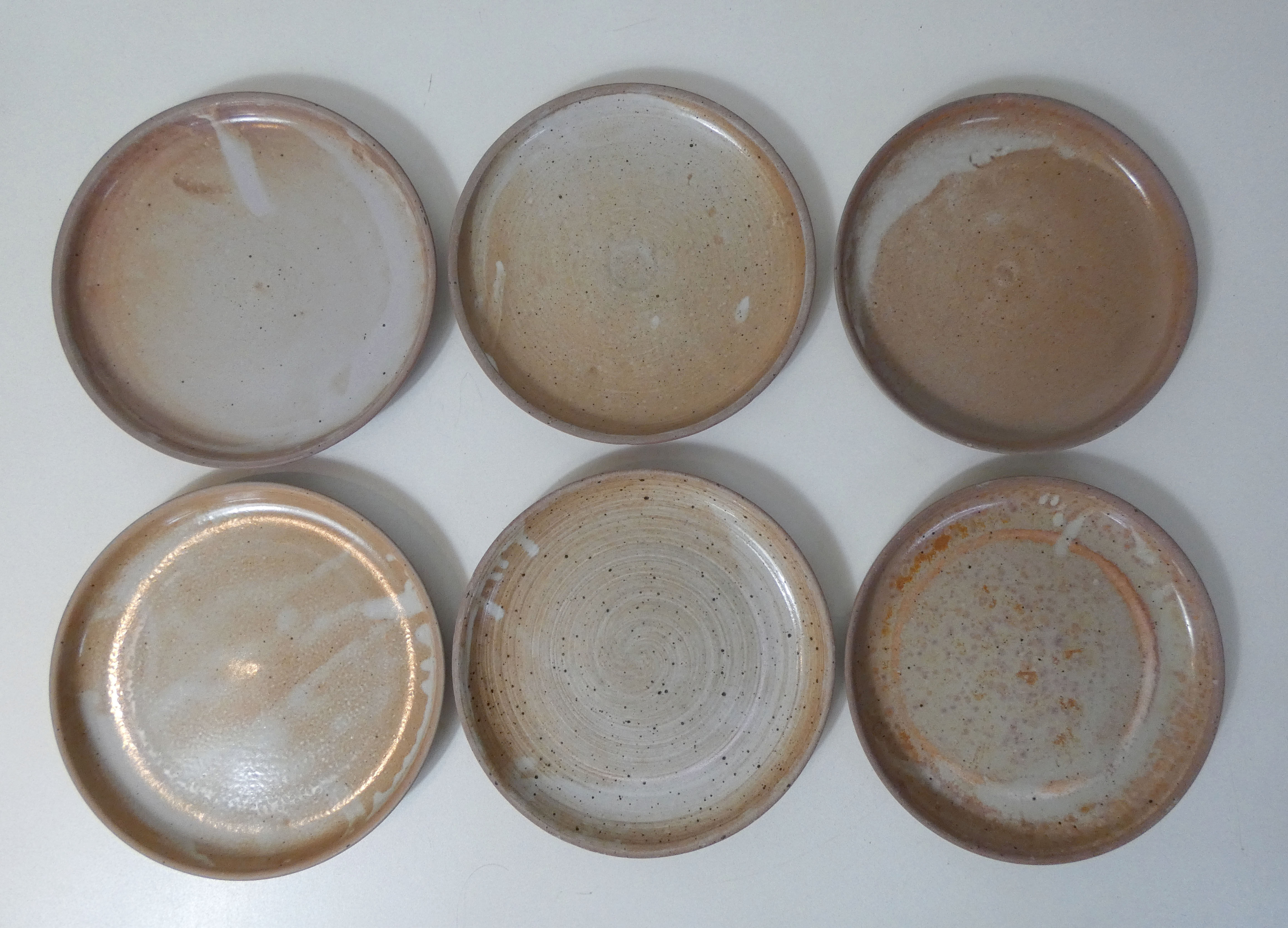 6 flat plates in Vintage stoneware