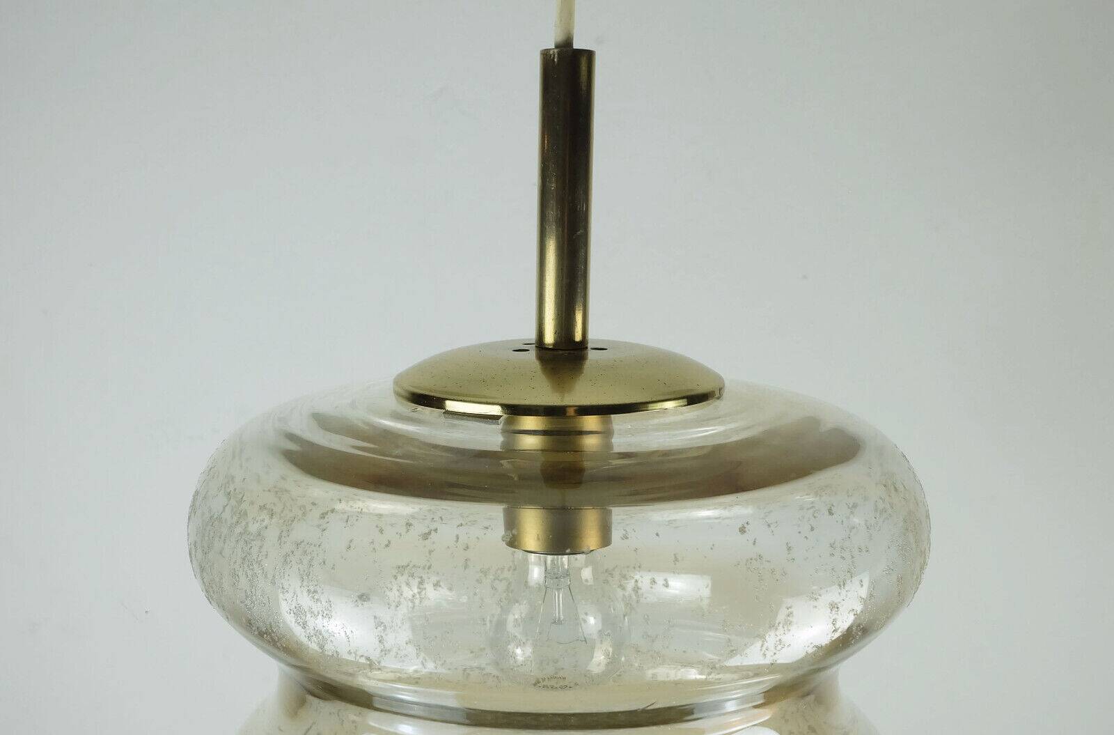 Suspension milieu du siècle en verre ambré bulle et laiton années 1960