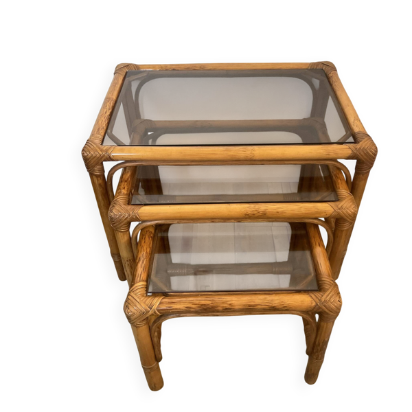 Série de 3 tables gigognes en rotin et verre fumé années 70
