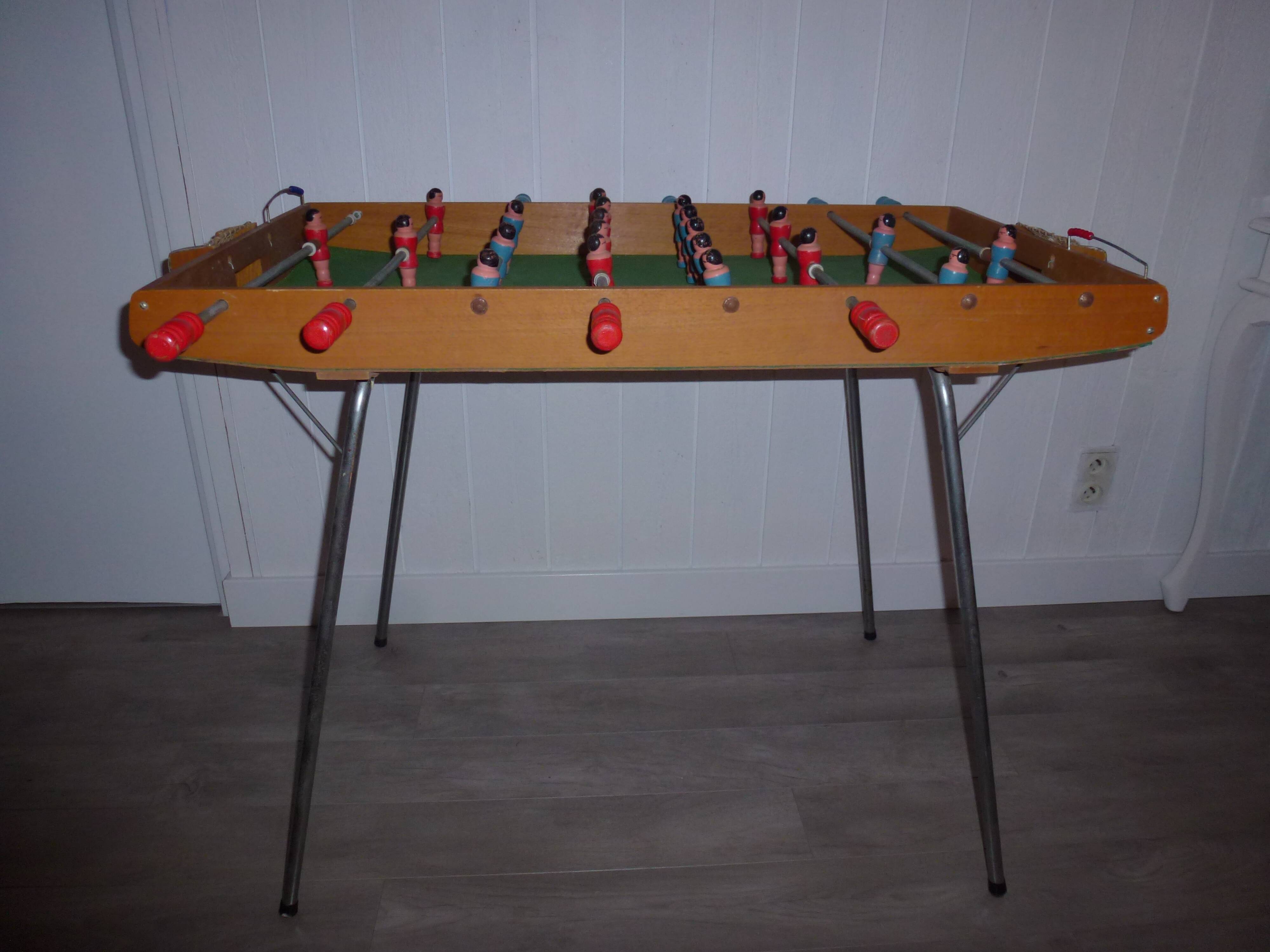 Pretty baby-foot child brand samub vintage year 60 in very good condition seen in years. bars slide very well.  all the colors are original.  with the goals 1.05 width 54cm top length 78cm