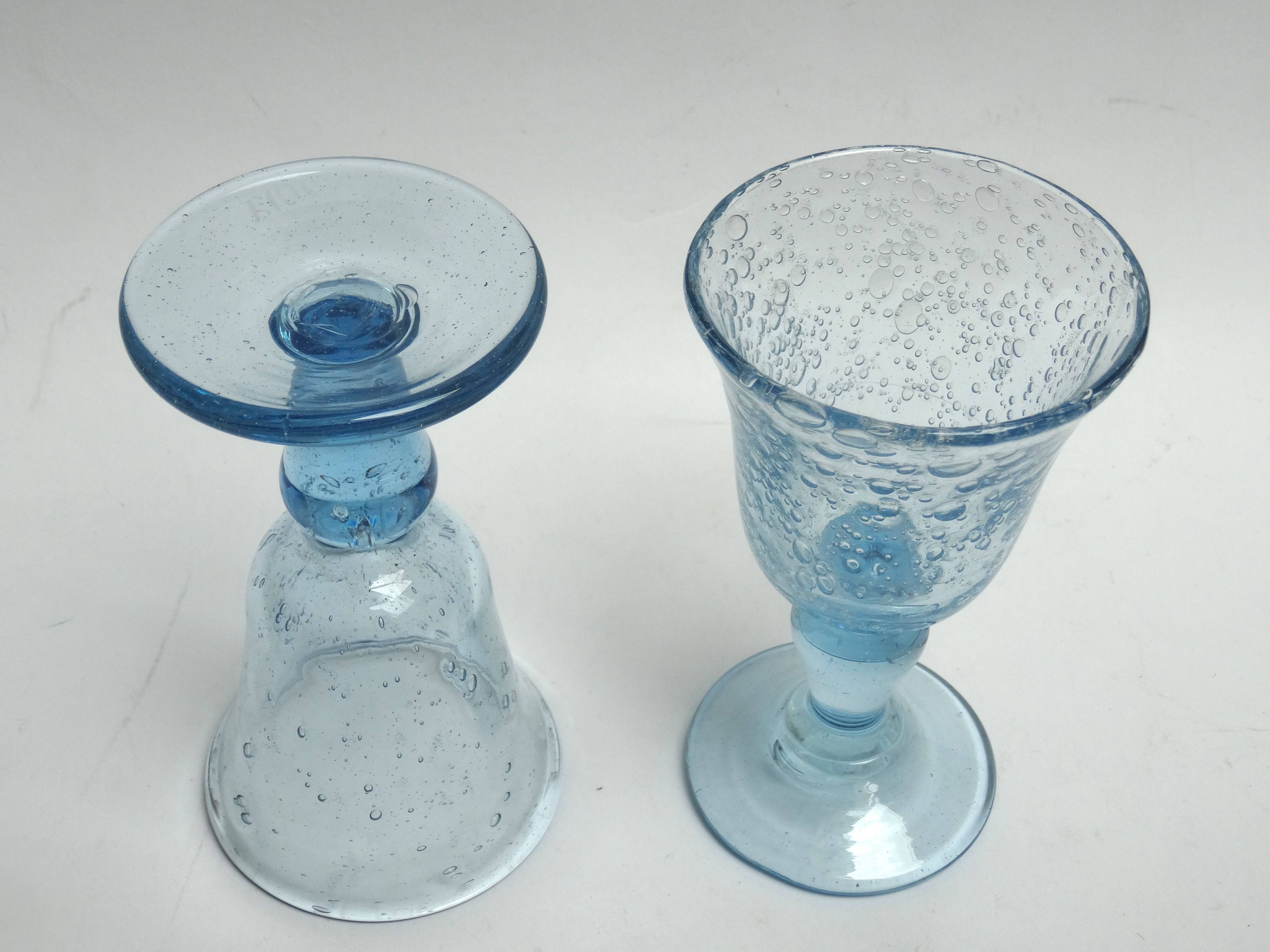 2 glasses with Biot liqueur