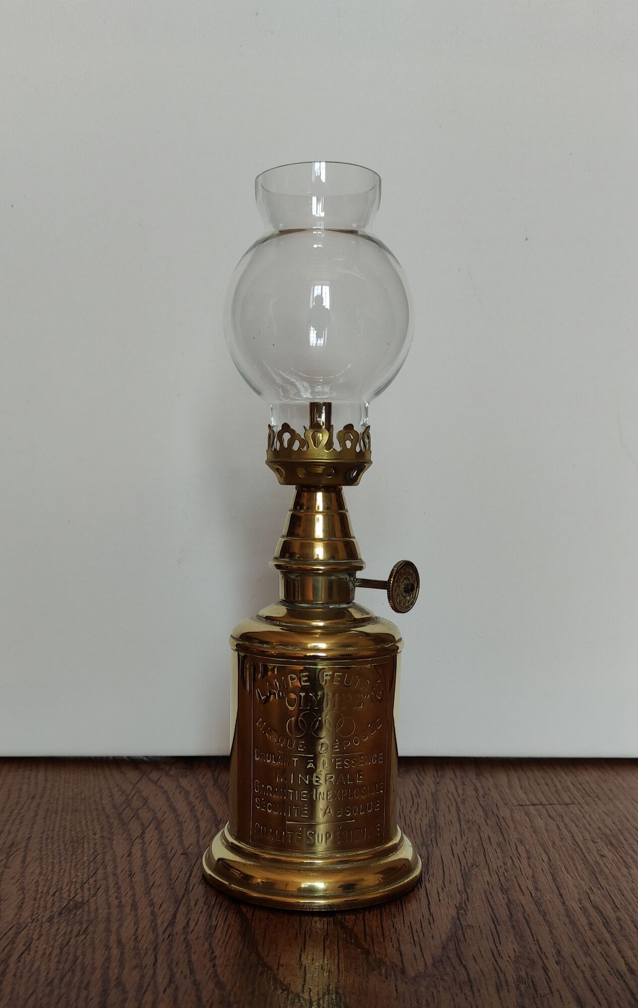 Lampe pigeon à essence minérale en laiton de marque " OLYMPE "