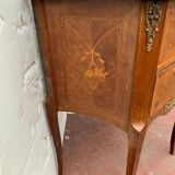 Commode d'entre deux en marqueterie de style Louis XV