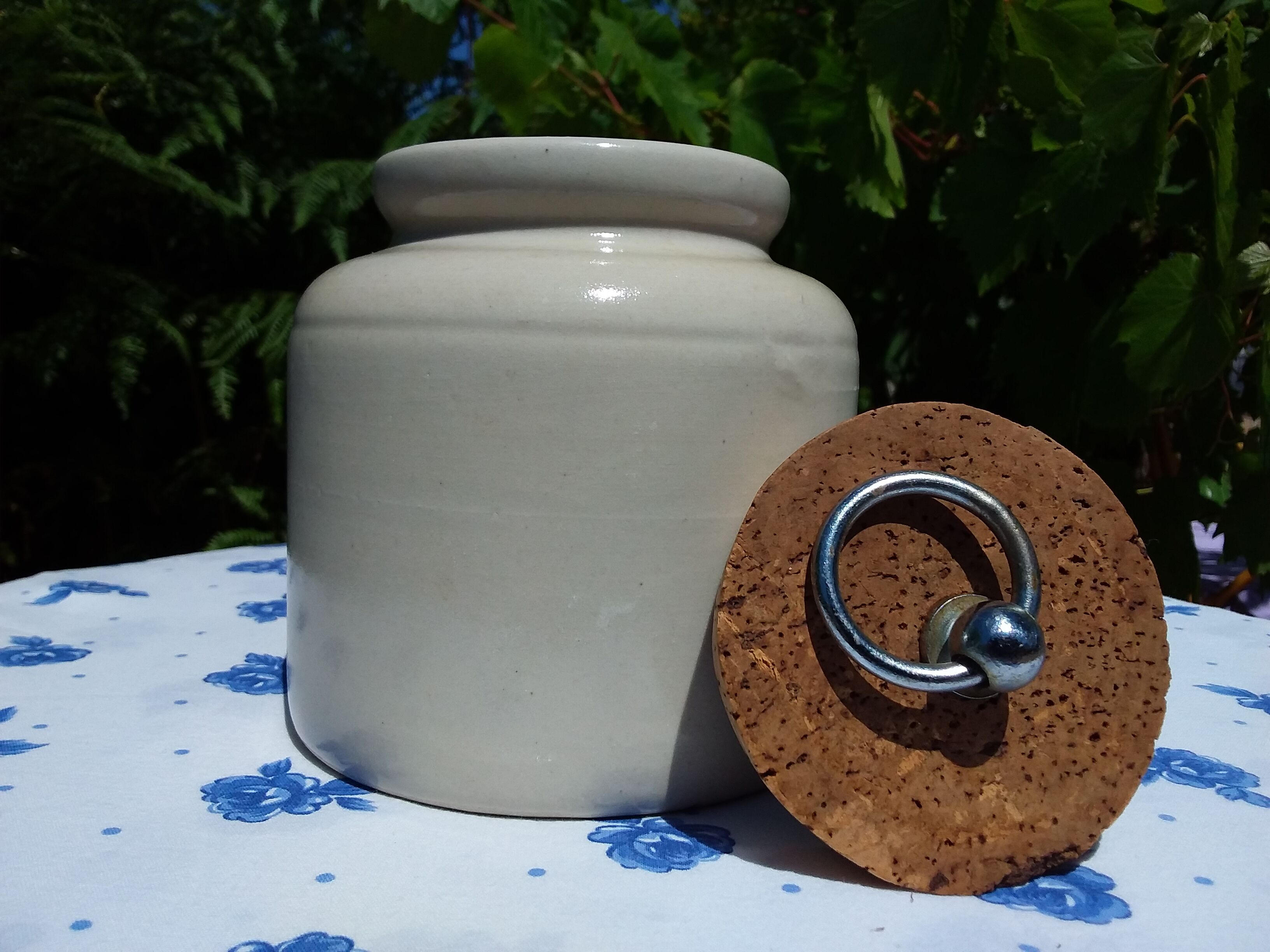 Sandstone pot enamelled beige sand and its cork in croated cork