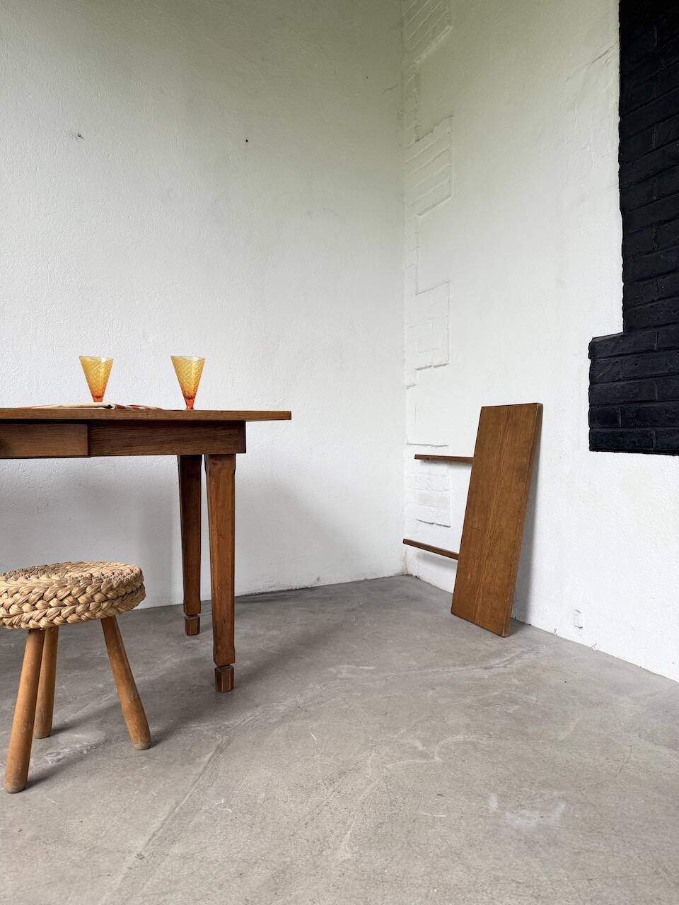 Extendable farmhouse table in oak