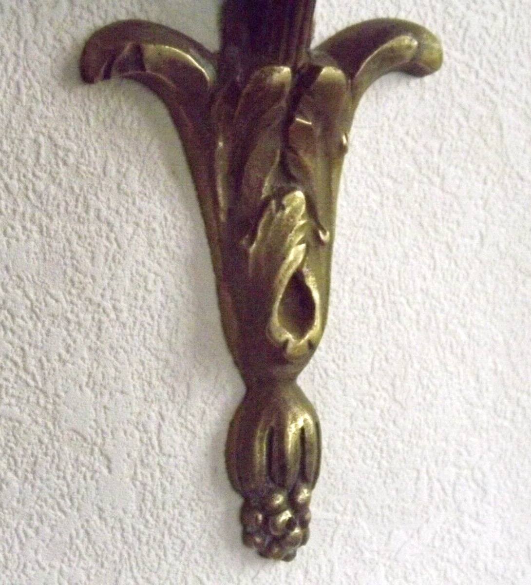 Simple Ruffled Glass Shade Wall Sconce