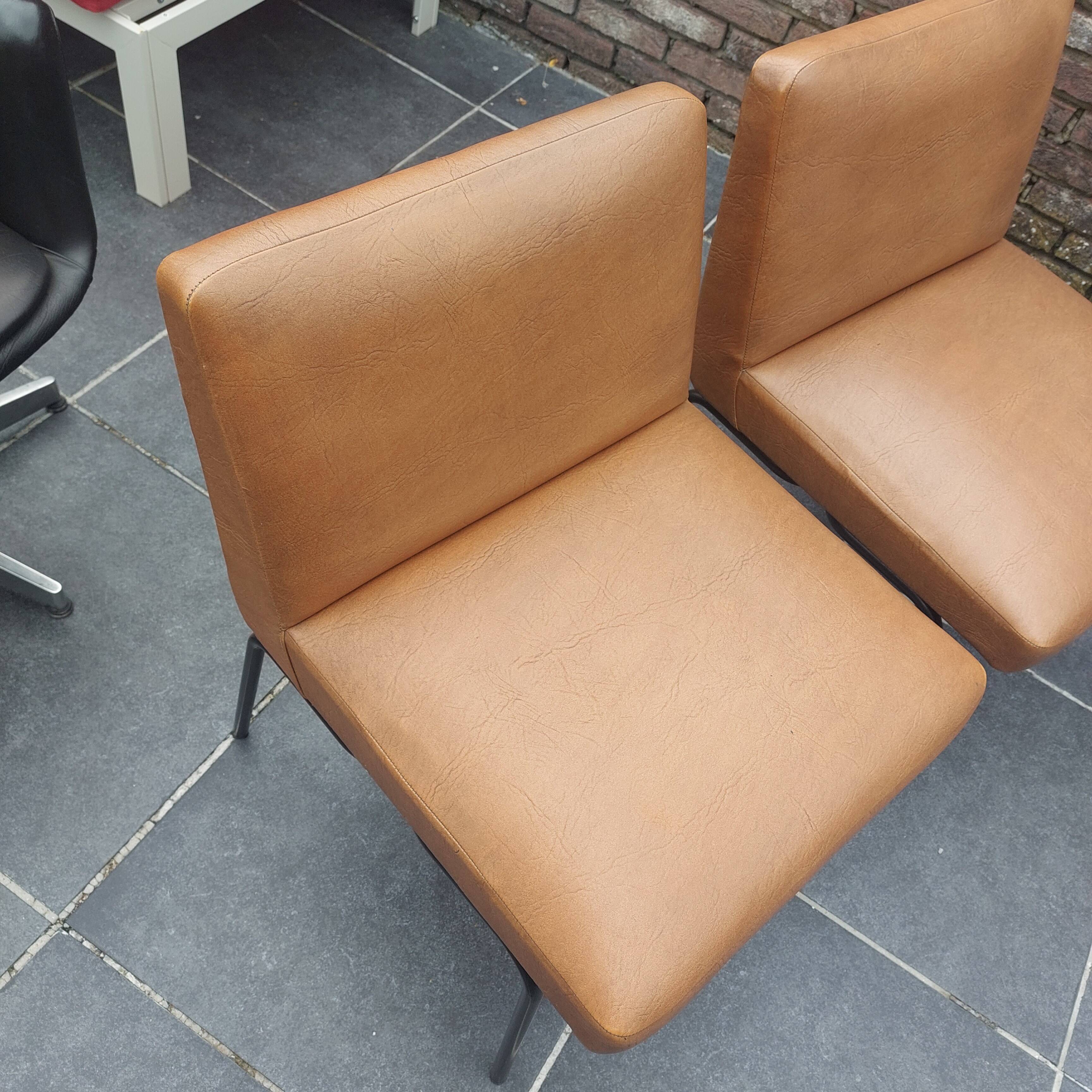 2 chauffeuse et 1 fauteuil de bureau